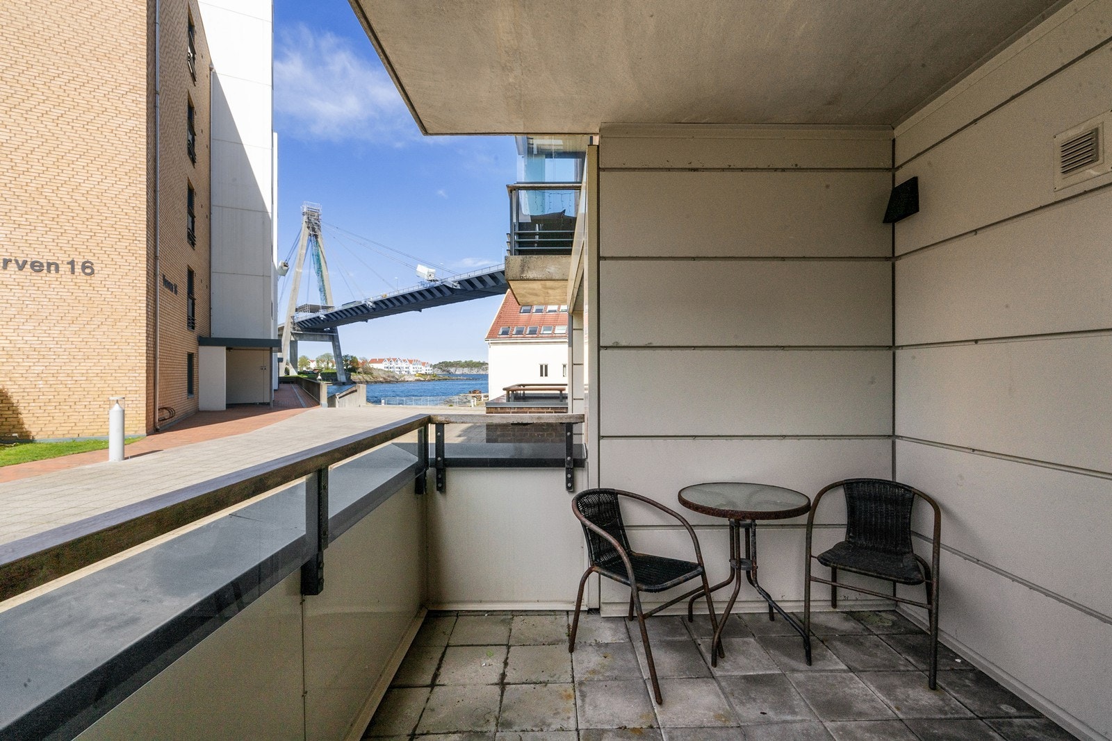Hybel har egen balkong. Galleribilde
