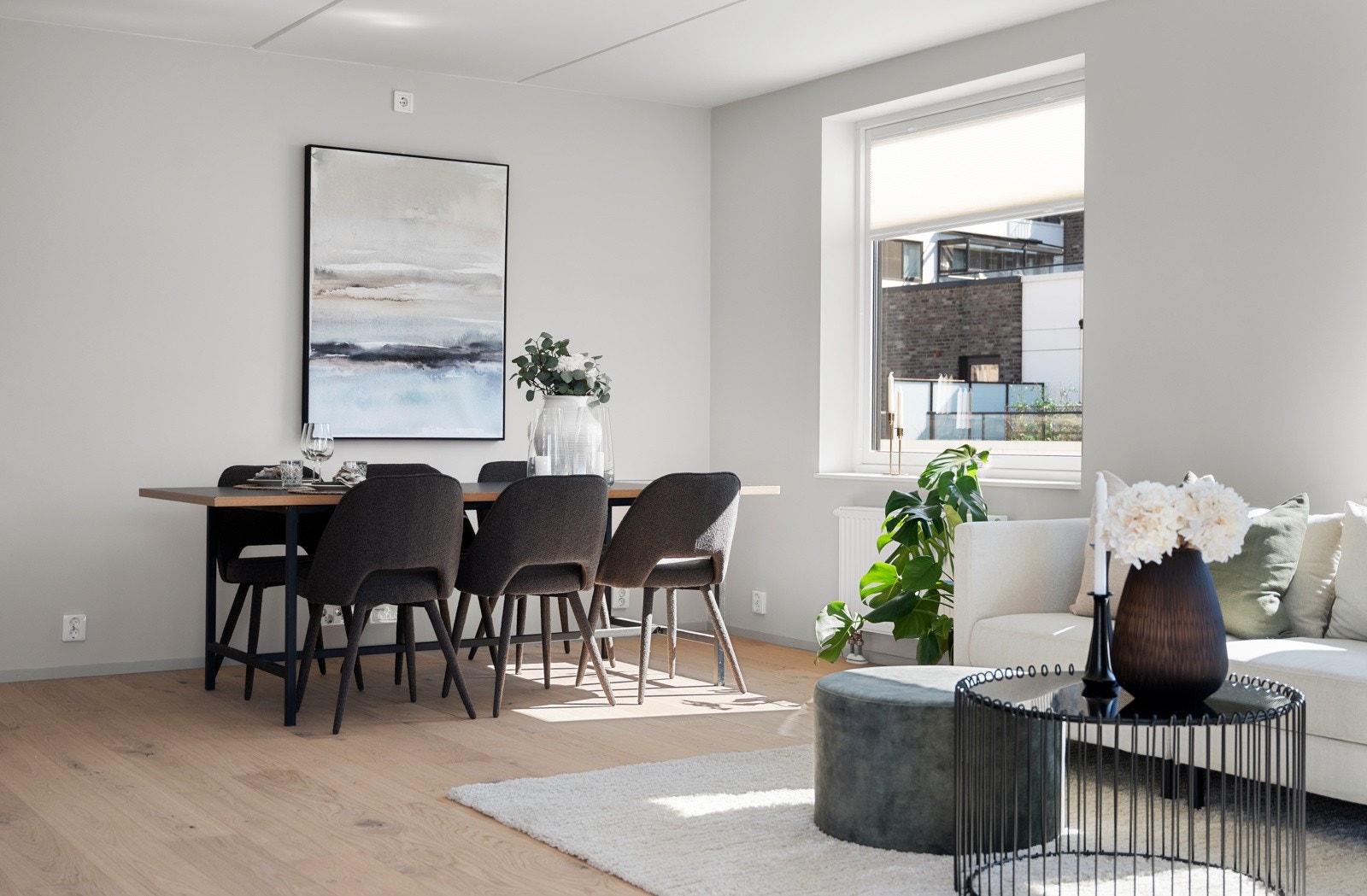 Det er god plass til gjester i hyggelige middagselskaper, opptil 10-12 personer går fint Galleribilde