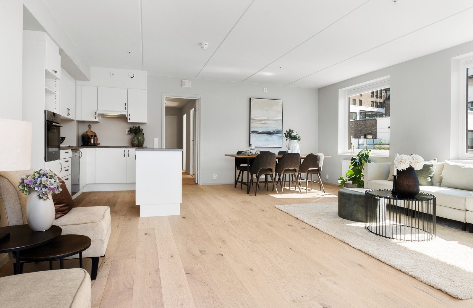 Kjøkken og stue i åpen løsning har god plass Galleribilde