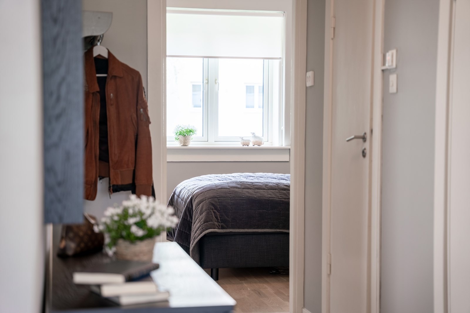 God plass til avheng av yttertøy og sko med bl.a hyller, heng og skoreoler. Galleribilde