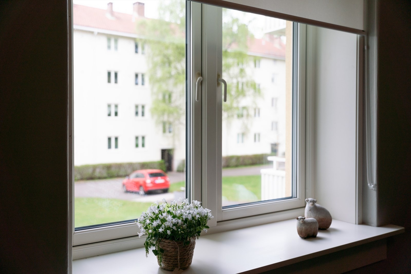 Brede vinduskarmer gir ellers fin plass til både planter, kokebøker eller andre dekorative elementer. Galleribilde
