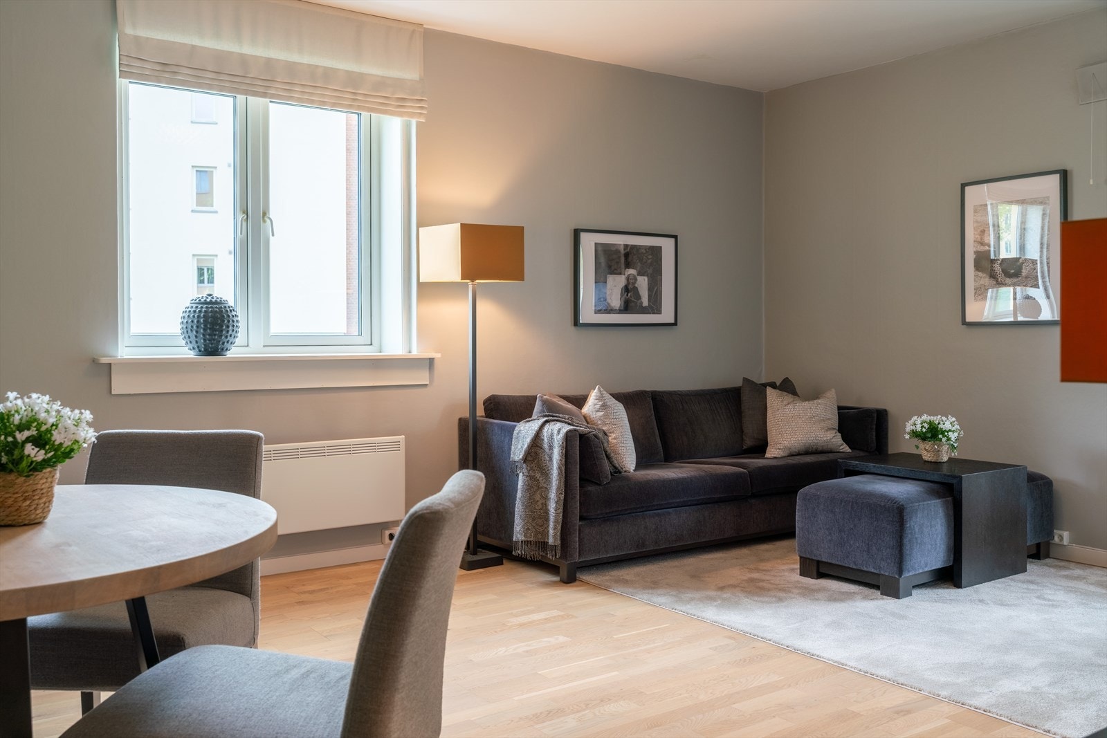 Her får du en stor og flott stue med flere gode innredningsmuligheter. Galleribilde