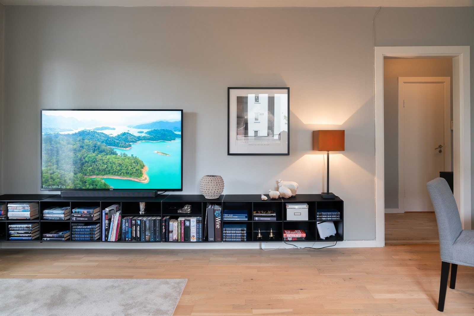 Den gode planløsningen gir rom for flere naturlige soner i stuen, med fin plass til både sofagruppe, salongbord, TV-seksjon og annet ønsket møblement. Galleribilde