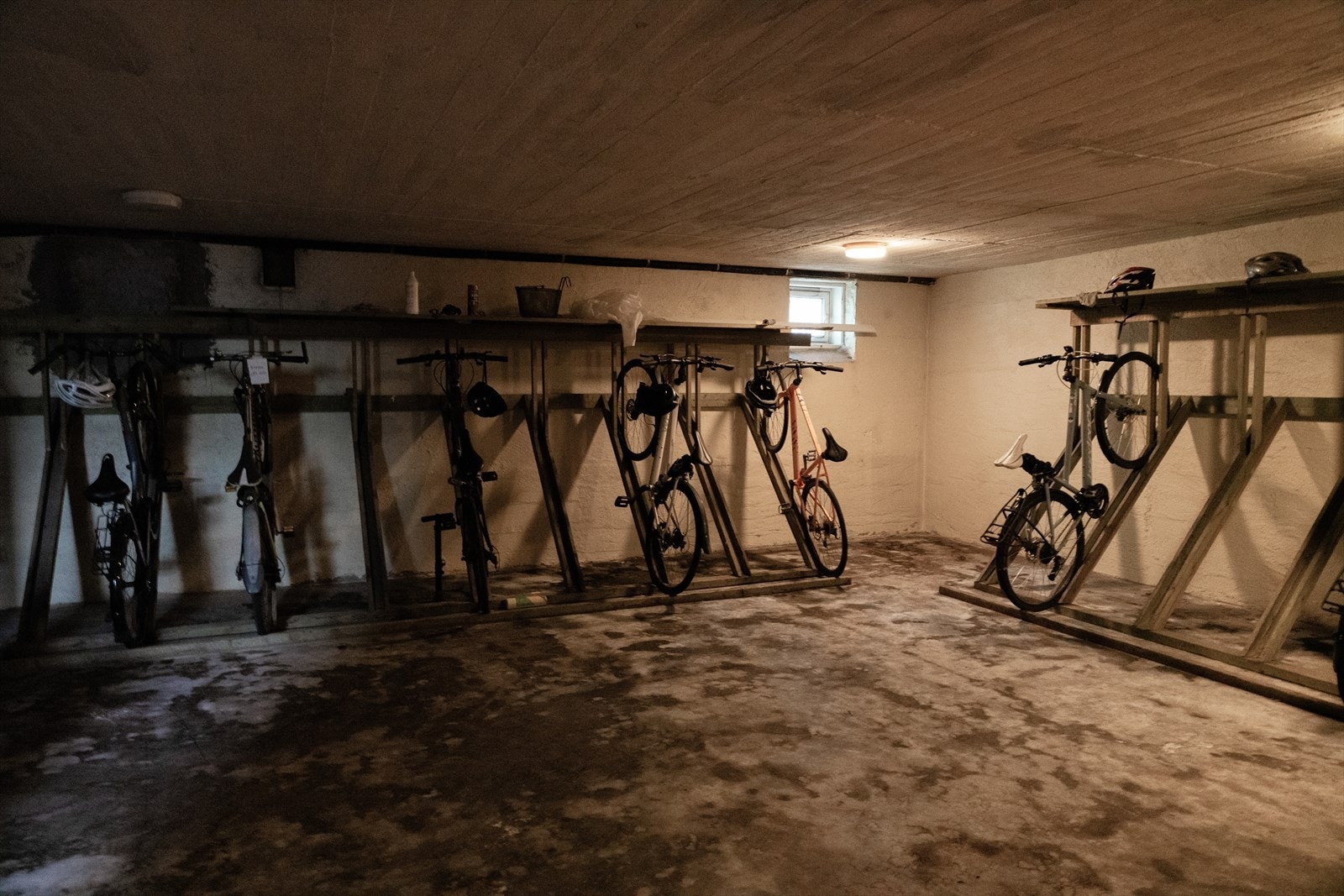 Stor og romslig sykkelbod i underetasje. Galleribilde