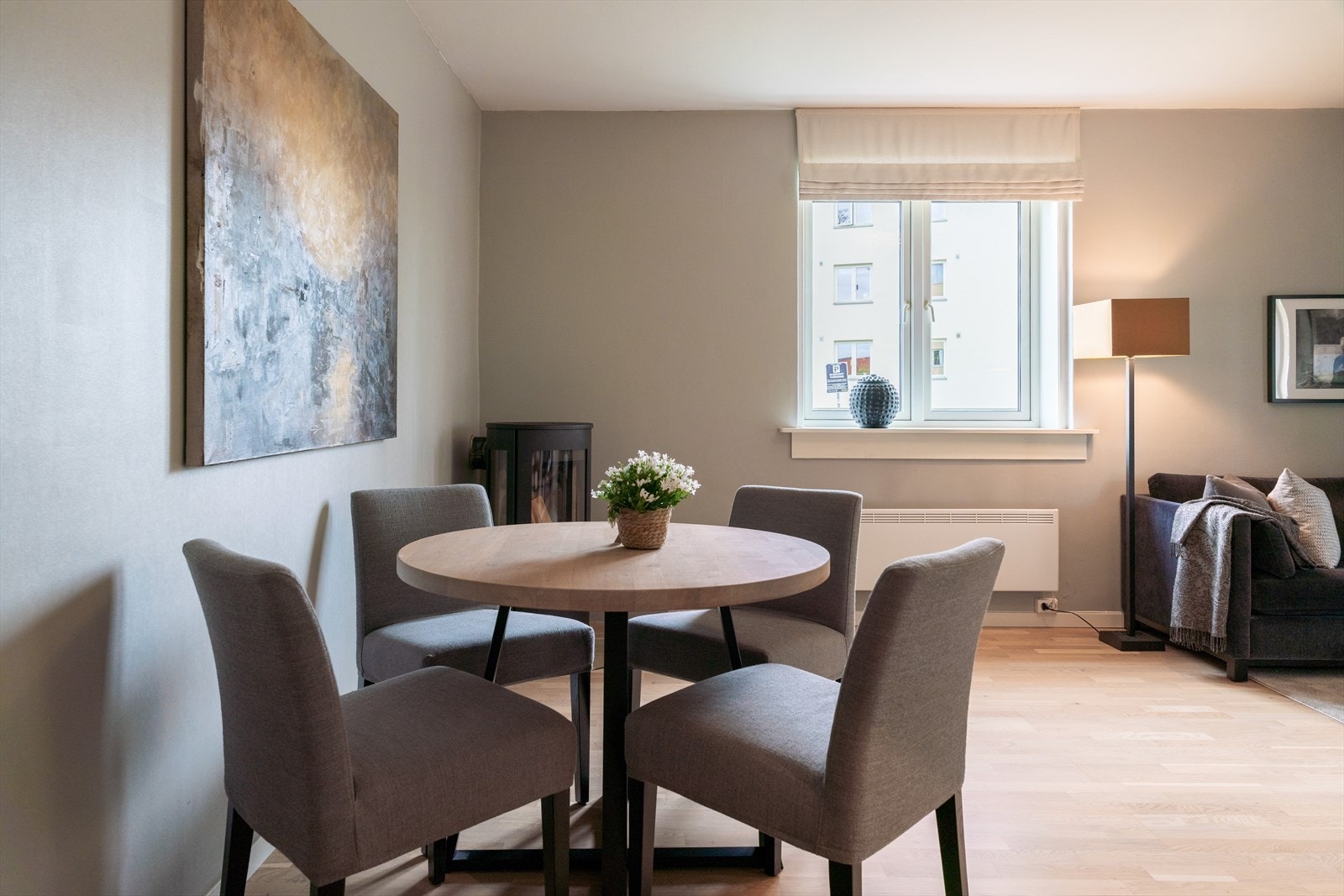 Her ligger alt tilrette for mange fine dager innendørs, hvor du kan invitere venner og familie til hyggelige lag! Galleribilde