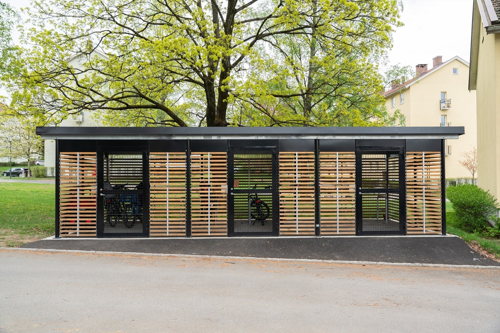 Borettslaget tilrettelegger for både sykler og barnevogner i trygge omgivelser. Galleribilde