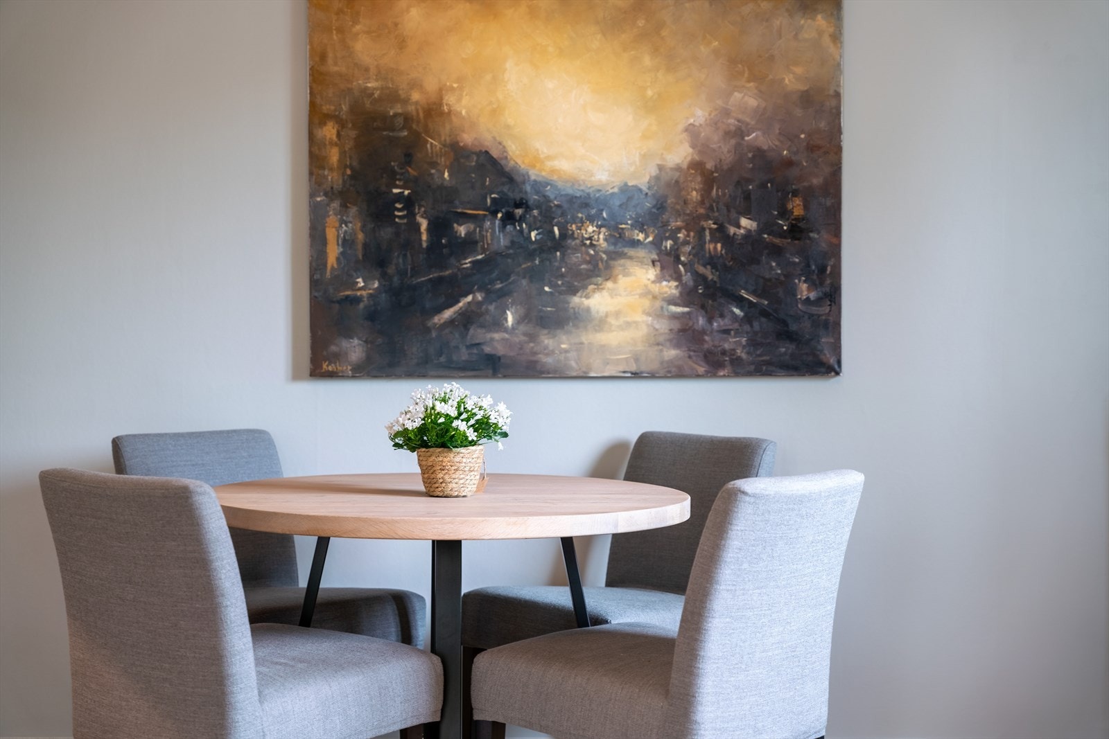 Spisebordet får du fin plass til i en naturlig del av rommet. Galleribilde