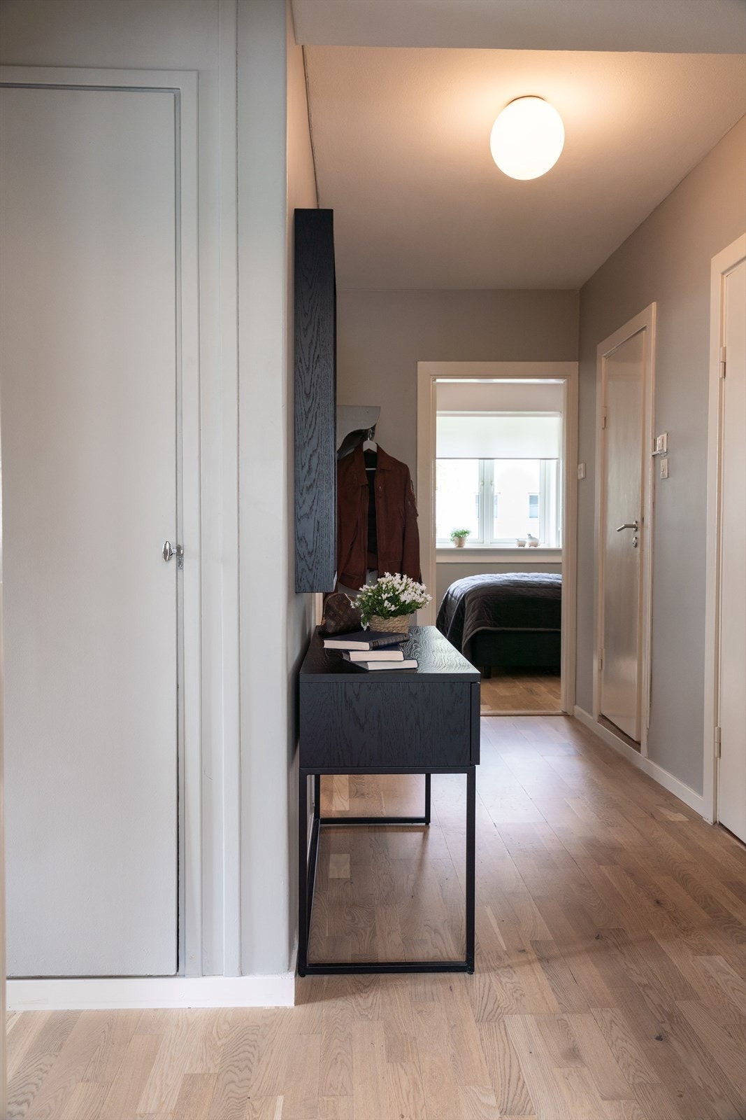 For ekstra oppbevaring følger det i tillegg to kjellerboder på tilsammen 6,3 m², samt en loftsbod på ca. 12 m² med skråtak mot gulv. Galleribilde