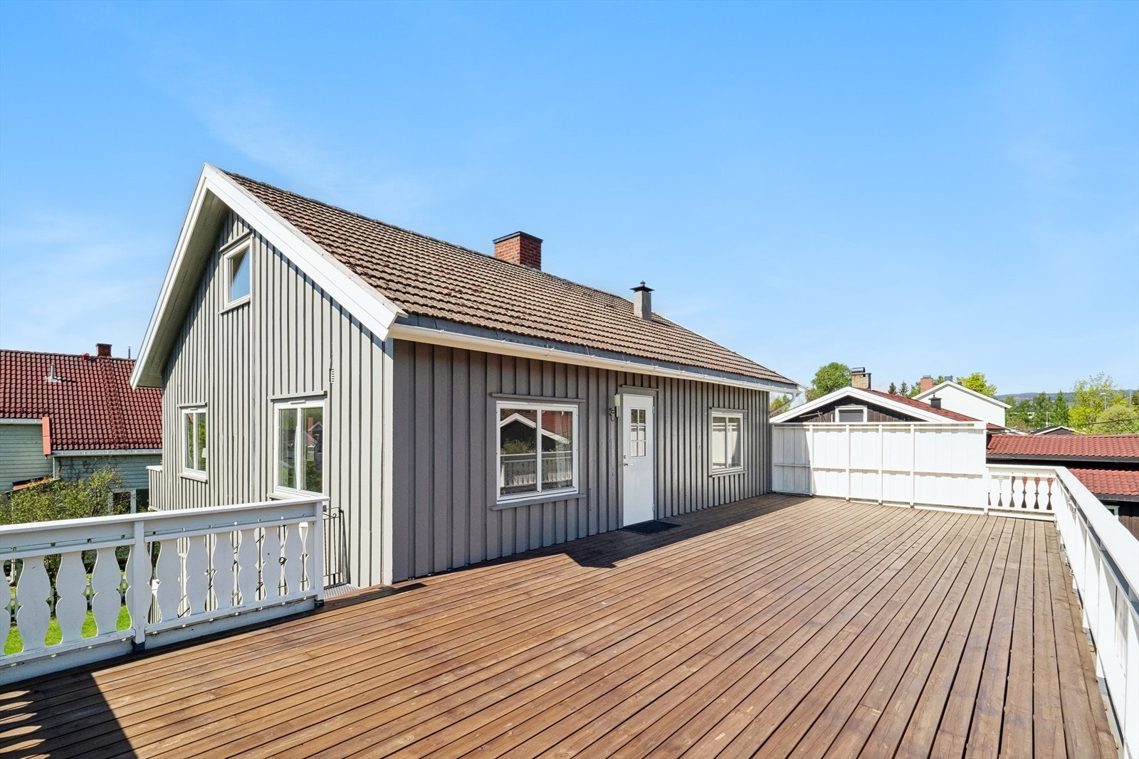 Østvendt terrasse på ca. 62 m² med eget inngangsparti. (ikke godkjent/byggemeldt, se punkt ferdigattest). Galleribilde
