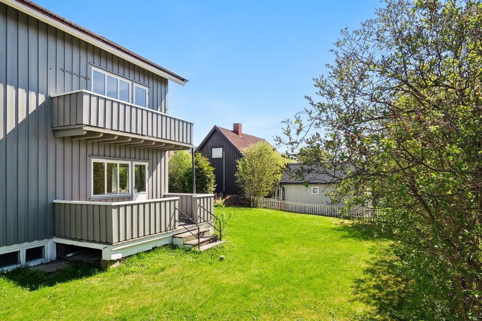 To vestvendte balkonger på ca. 5 og 8 m² med adkomst fra 1- og 2. etasje. Galleribilde