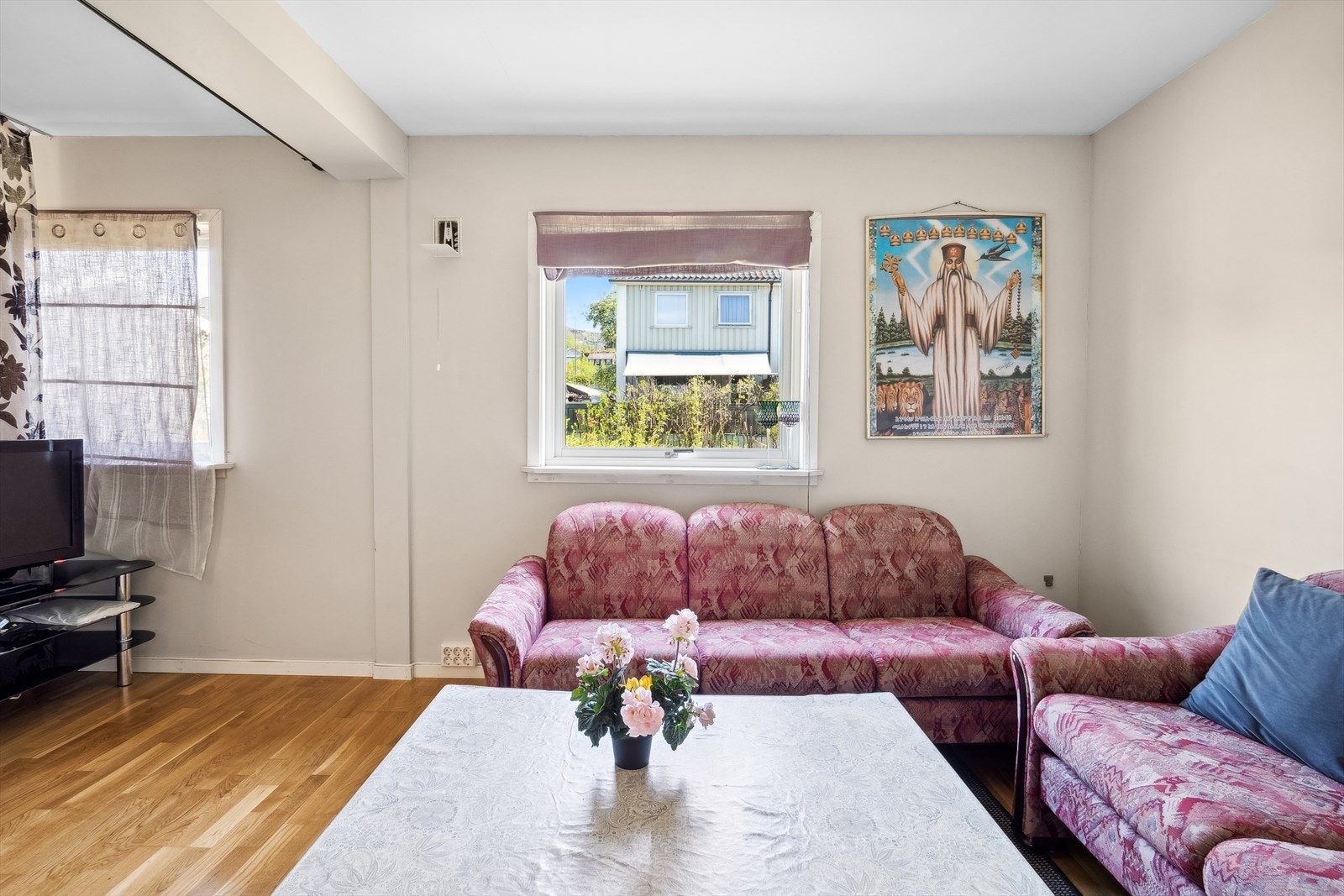 Hybeldel med god plass til en sofakrok og TV-møblement. Galleribilde
