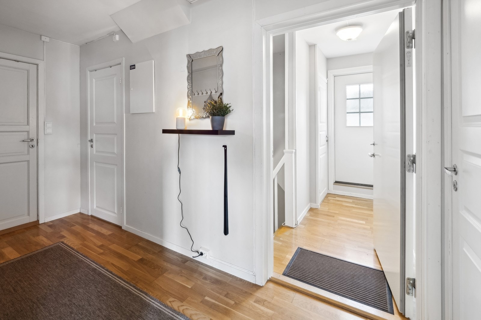 Her ønskes du velkommen inn i boligens 2. etasje som består av stue/kjøkken, bad og 2 soverom. Galleribilde