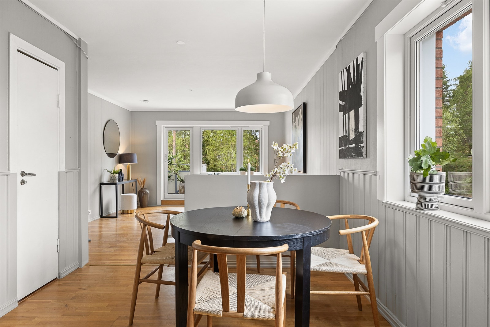 I spisestuedelen er det god plass til spisebord. Fargevalg og store vindusflater som vender mot to himmelretninger bidrar til å fremheve romfølelsen og skape en herlig atmosfære. Galleribilde