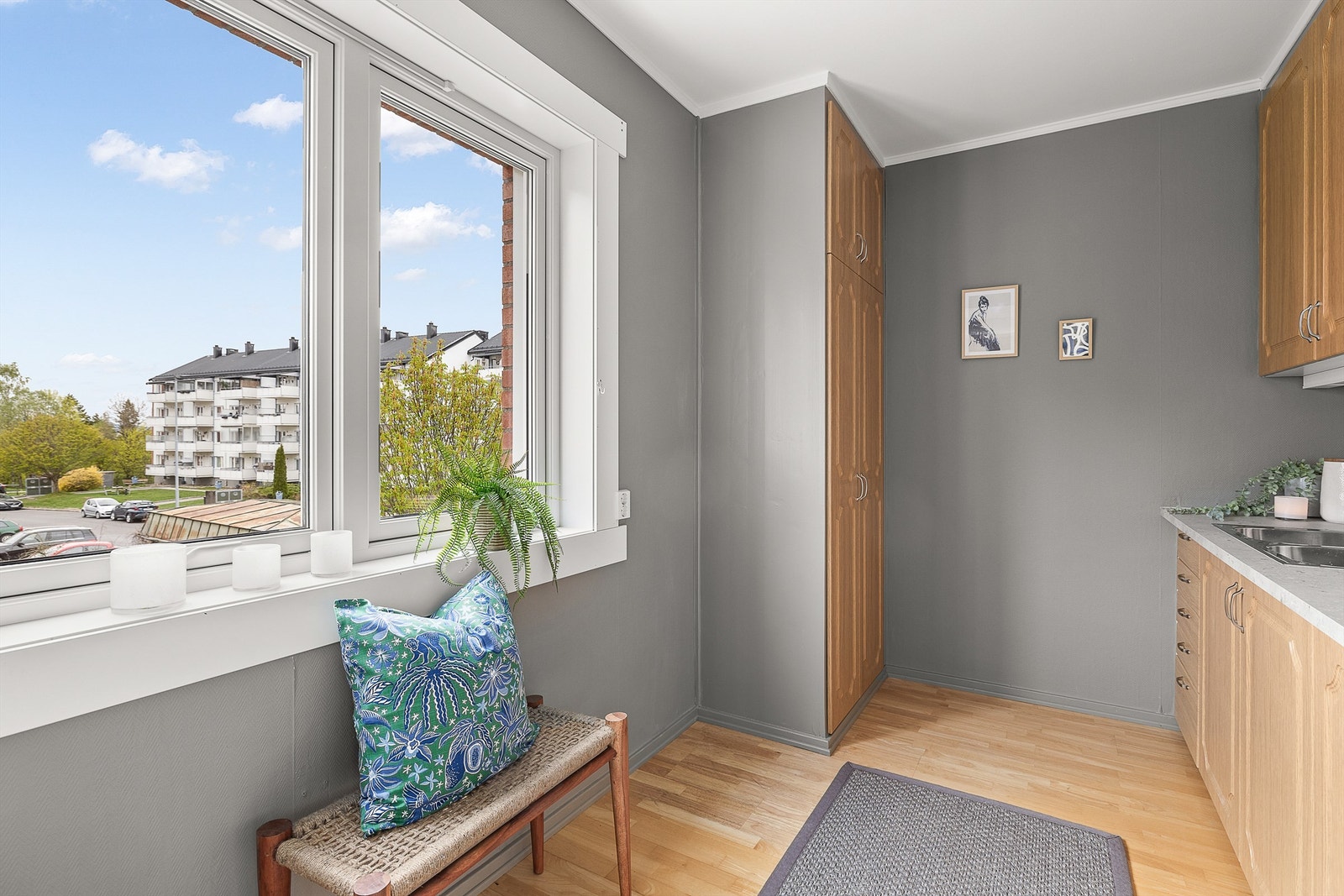 Lyst kjøkken med plass til kjøkkenbord Galleribilde