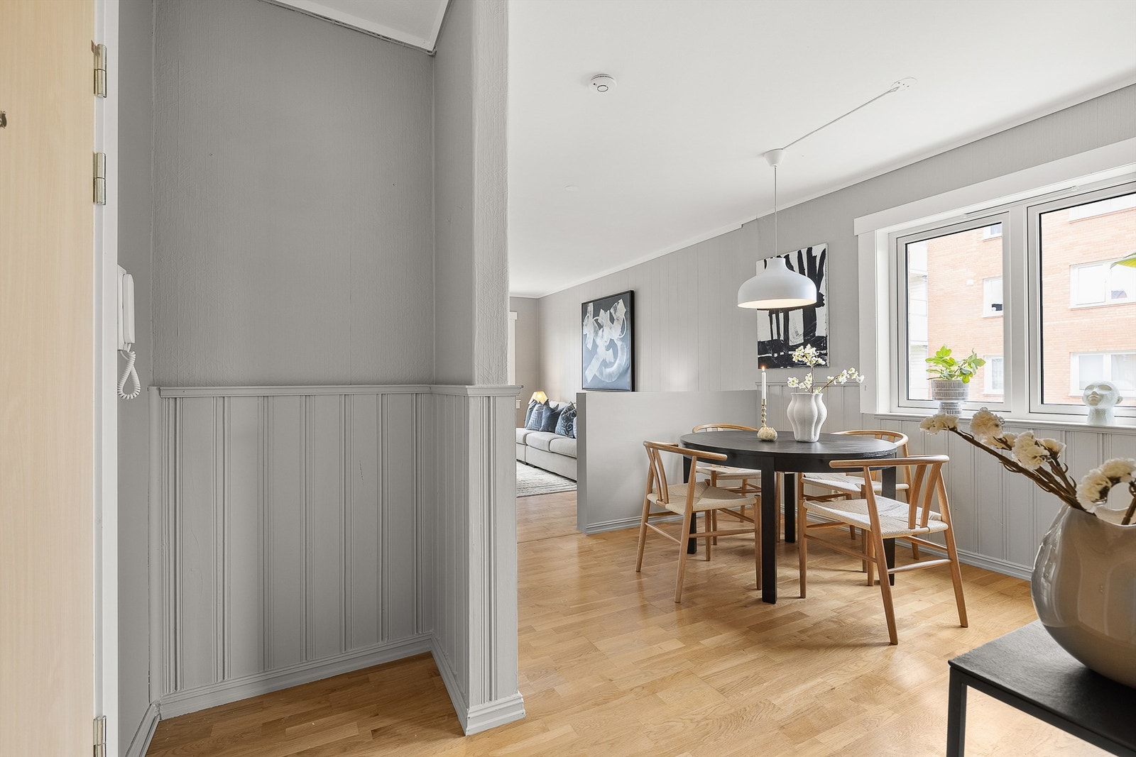 Innbydende entré med parkett på gulv, og praktisk nisje for klesoppheng. Galleribilde