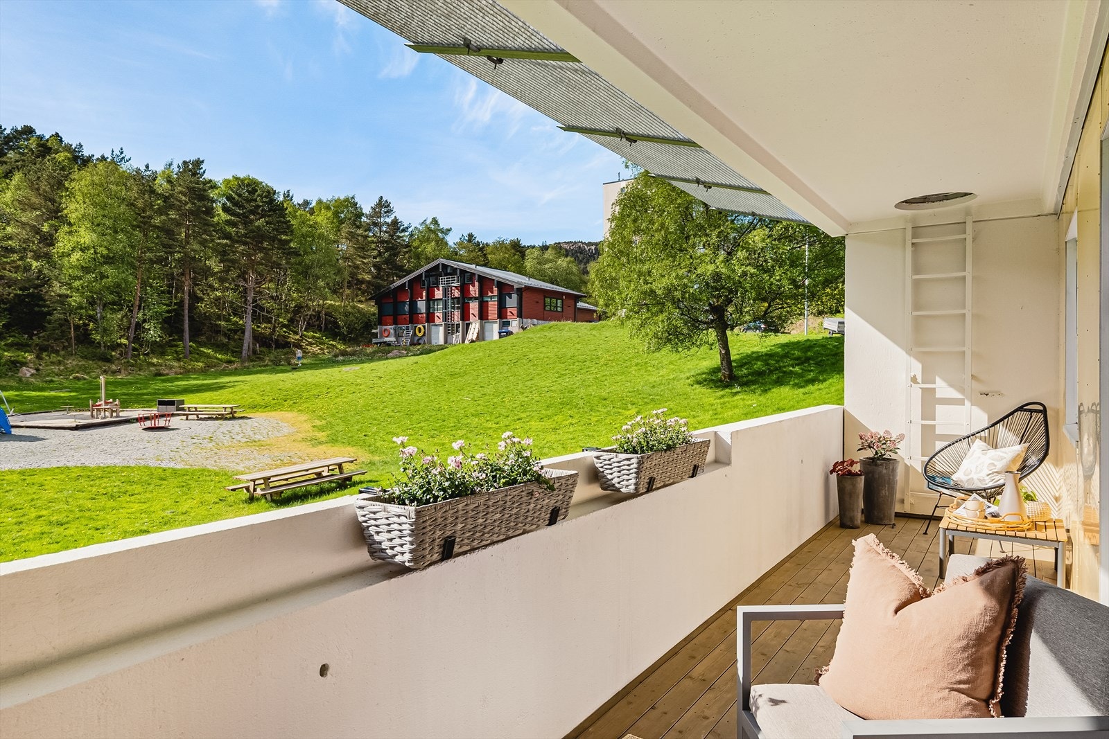- Fra balkongen har du naturskjønn utsikt over felles lekeplass - Galleribilde