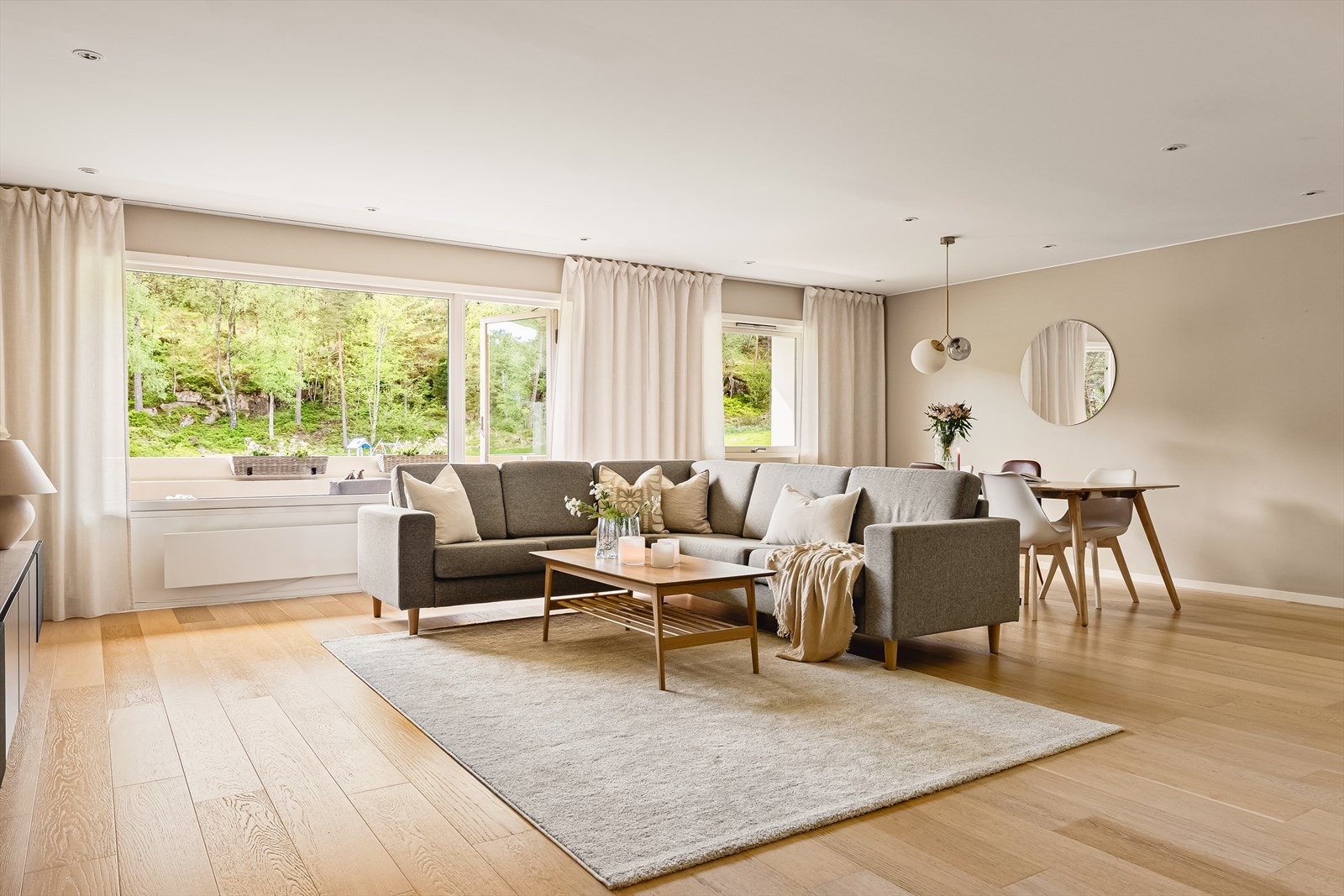 - Store vindusflater som slipper inn godt med dagslys - Galleribilde