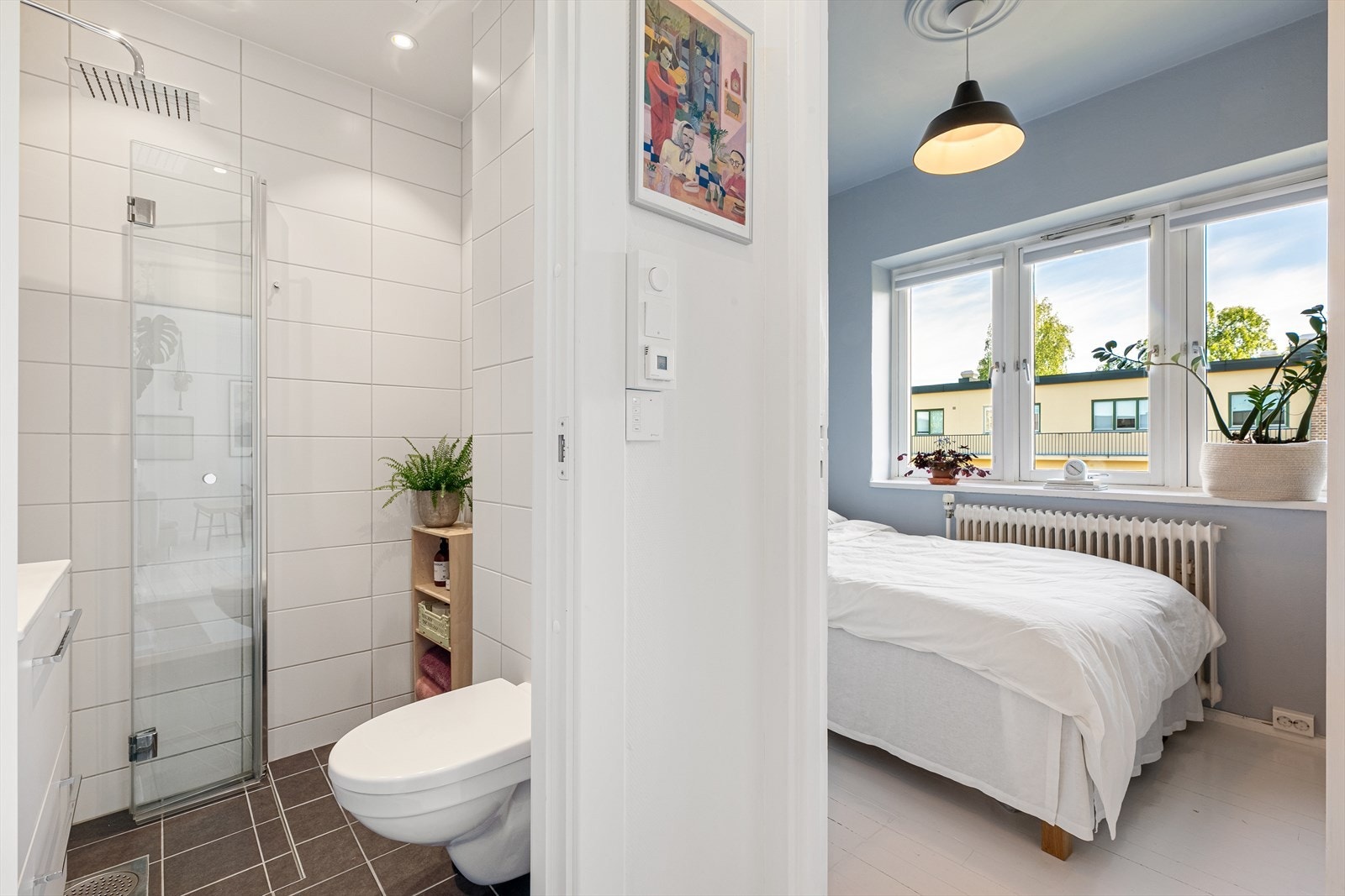 Vegg i vegg med soverommet ligger det delikat badet. Galleribilde