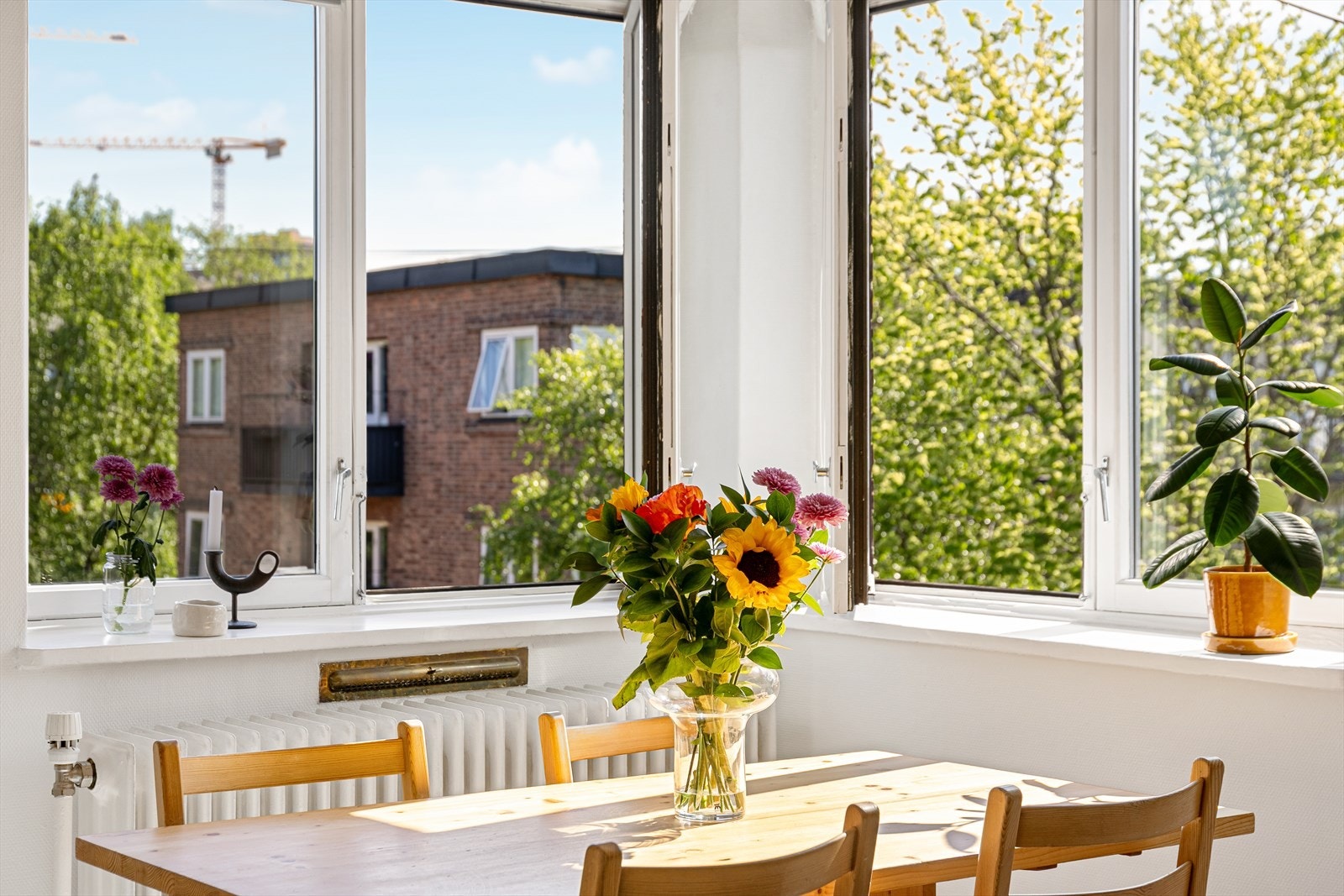 Dette er en topp- og endeleilighet med store vinduer som sikrer rikelig med lys og luft i boligen! Galleribilde
