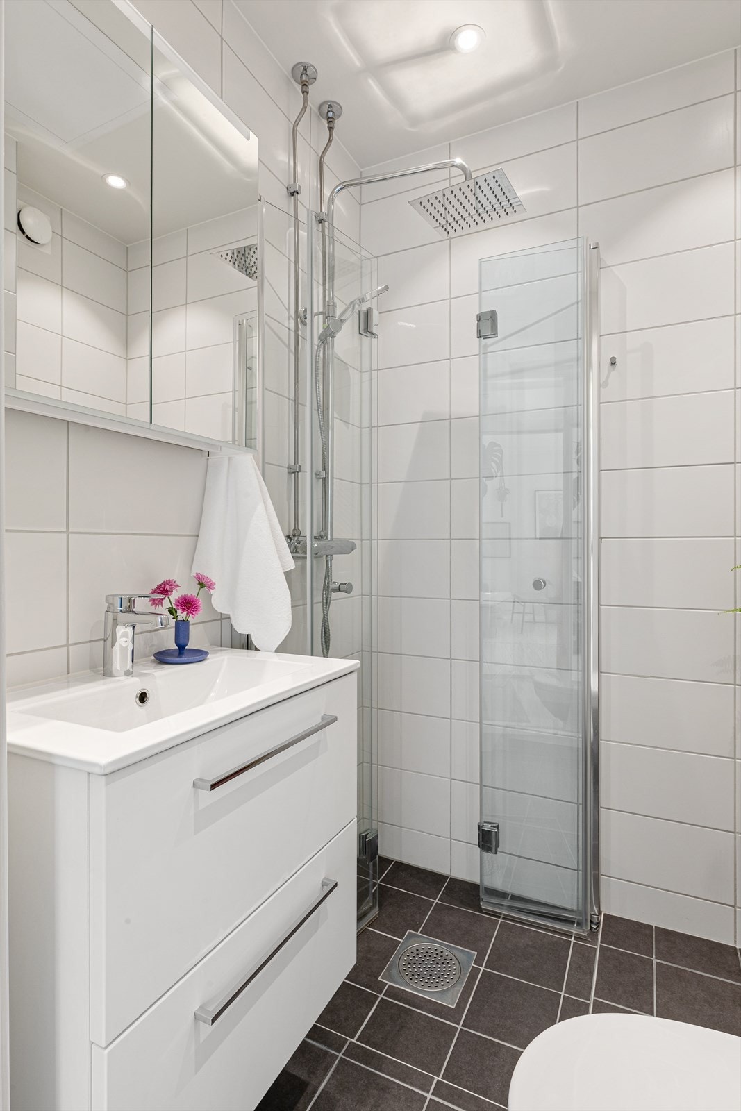Badet ble renovert i 2022 og framstår moderne og gjennomtenkt. Galleribilde
