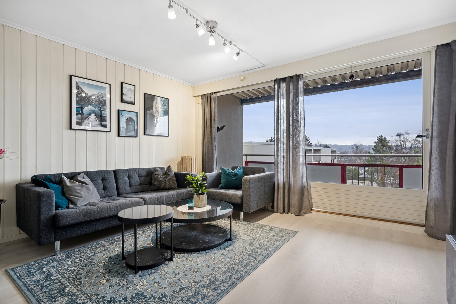 Lys og luftig stue, med godt lysinslipp fra de store vindusflatene. Galleribilde