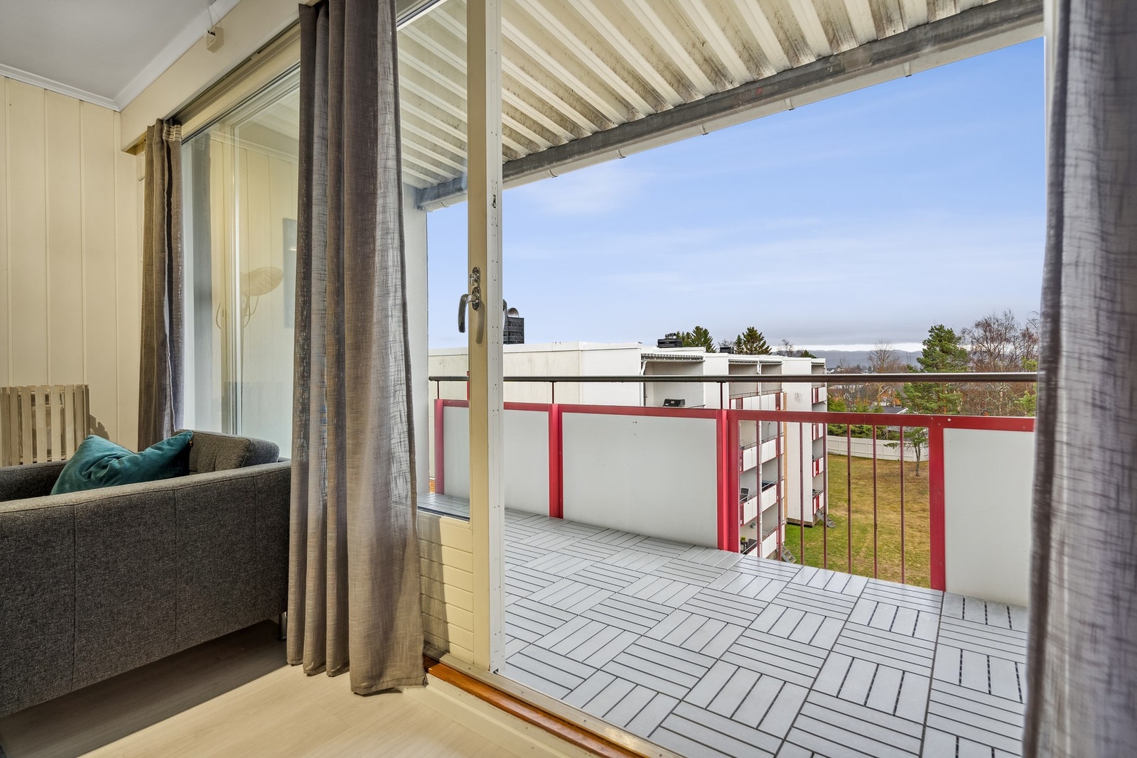 Fra stuen er det utgang til balkong. Galleribilde