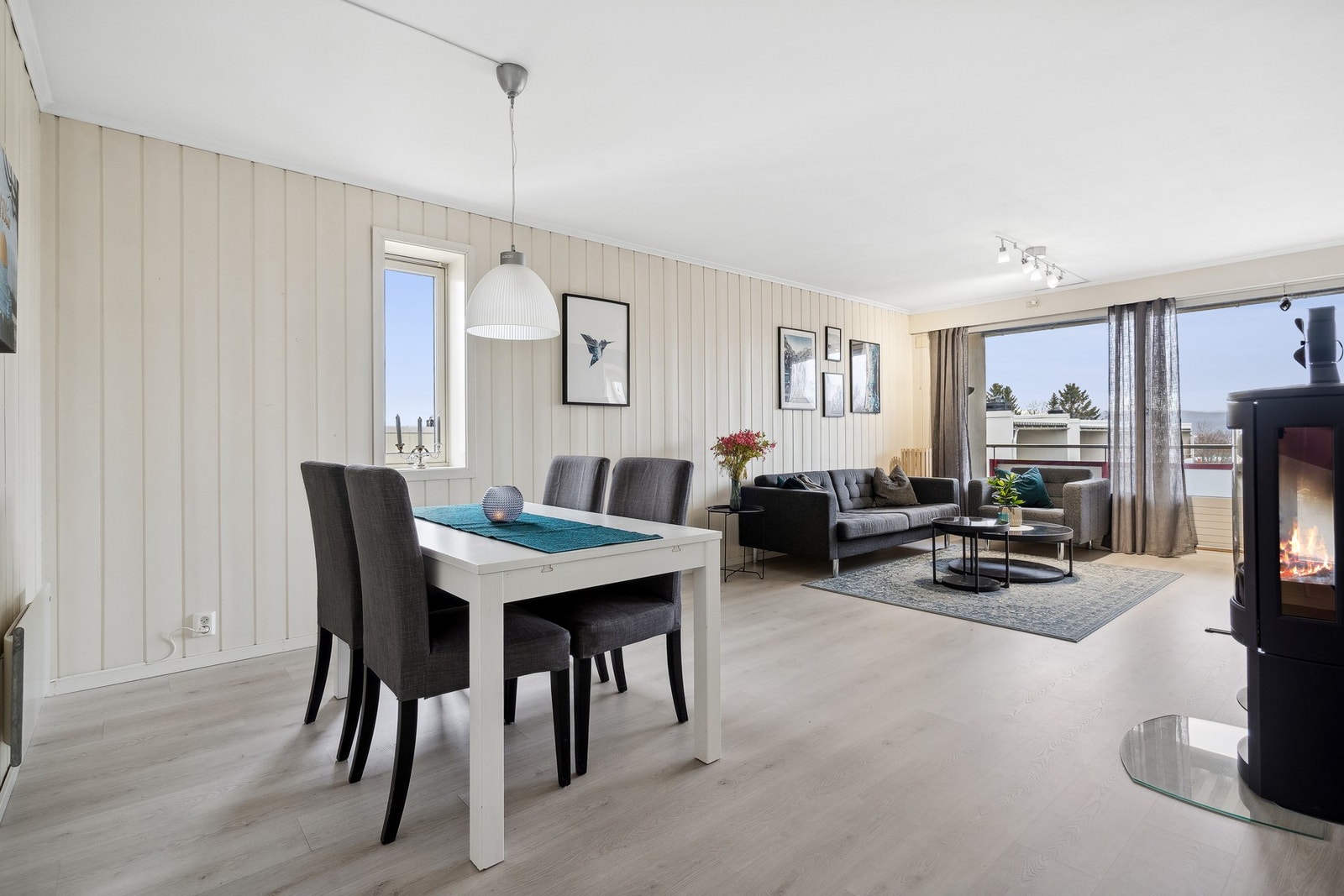 Ved stuen er det god plass til spisestue. Galleribilde