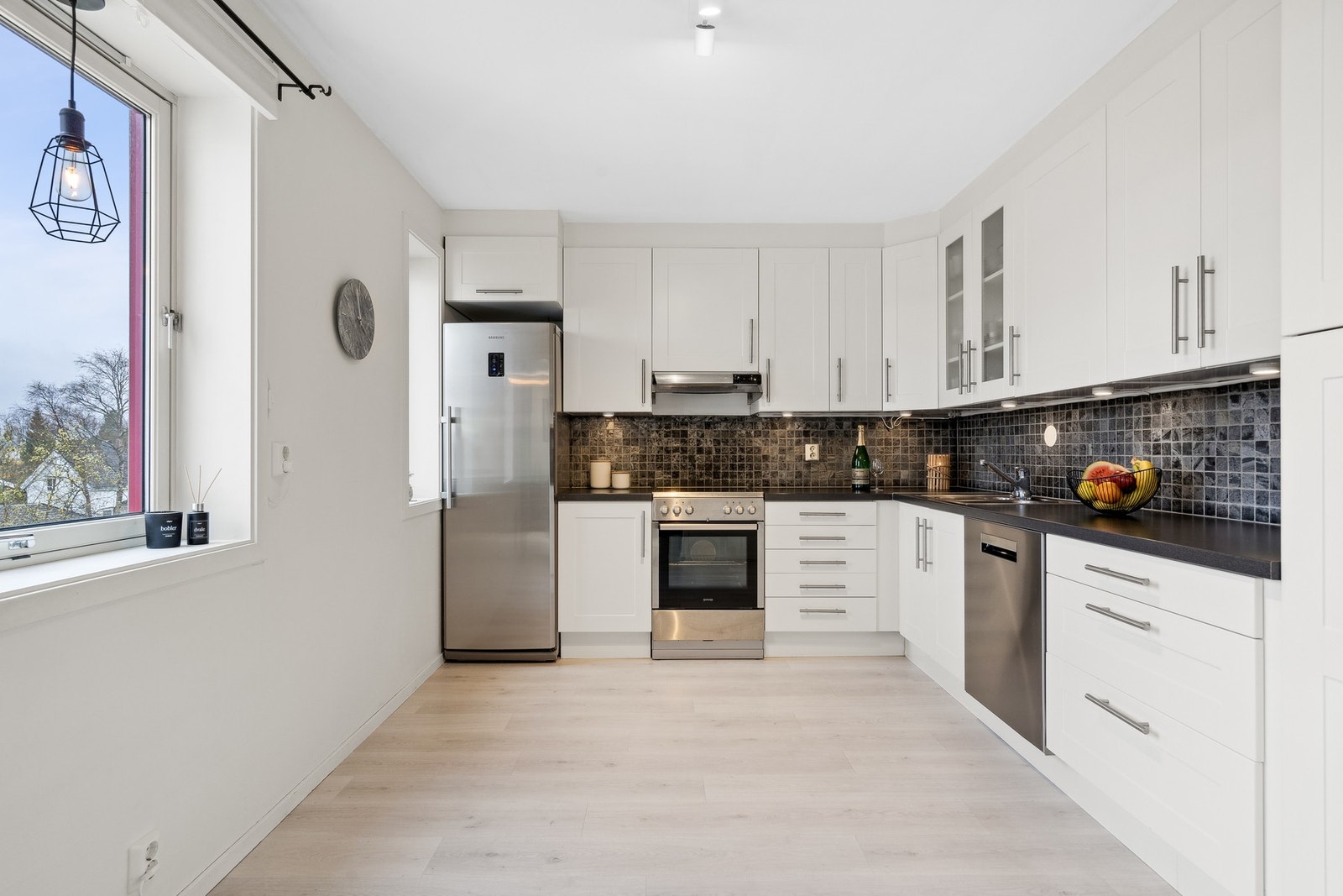 Romslig og pent kjøkken, med mye skap- og benkeplass. Galleribilde