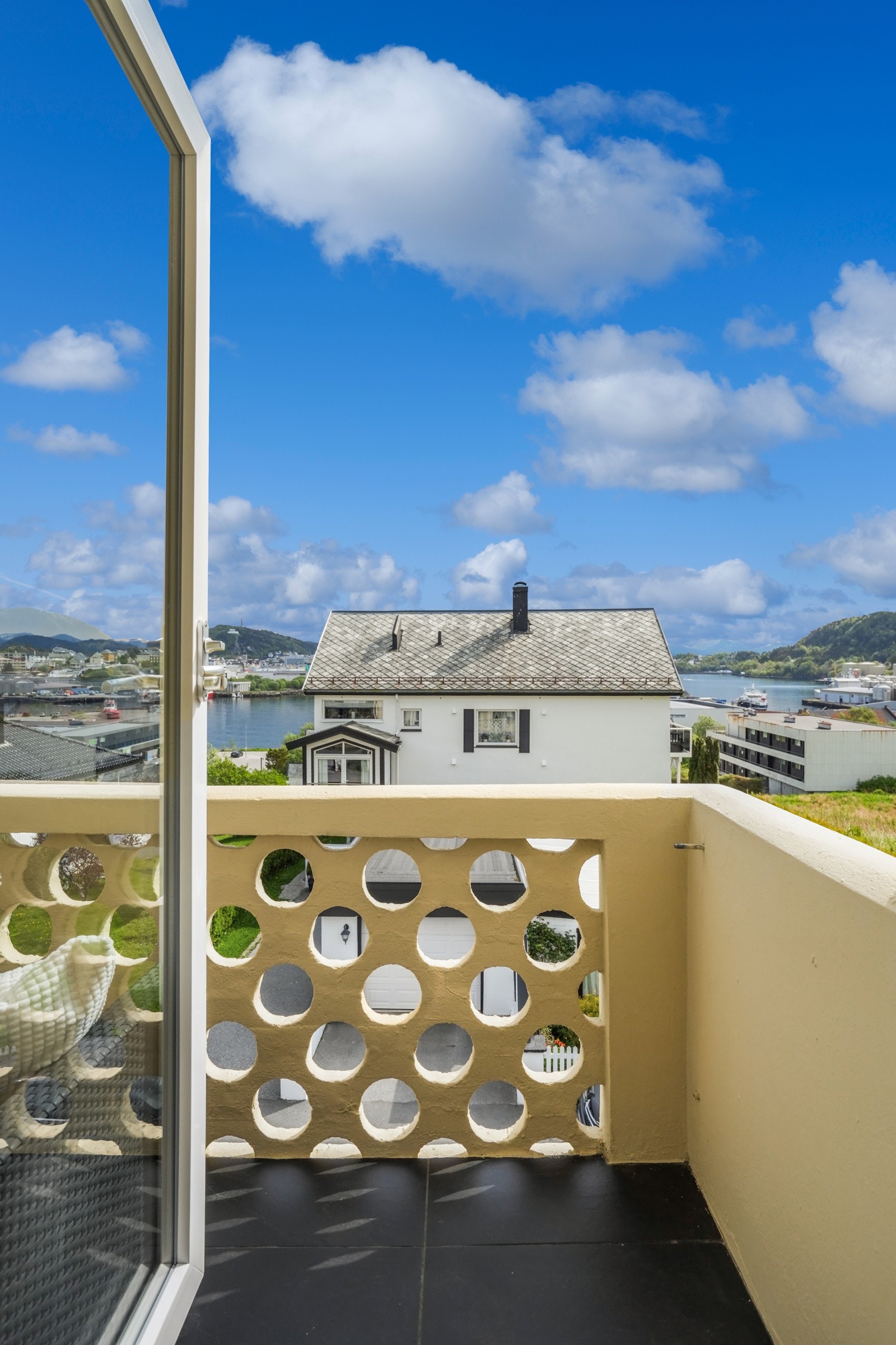 Fra stuen fører balkongdøren ut til en balkong med flott utsikt over Aspevågen/Borgundfjorden og mot Ålesund sentrum. Galleribilde