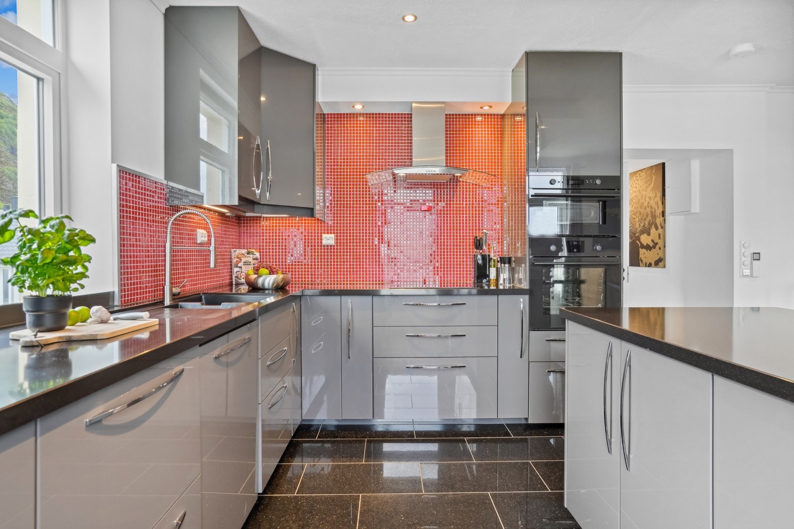 Kjøkkenet er utstyrt med integrert stekeovn, mikrobølgeovn, oppvaskmaskin og kjøl-/fryseskap. Galleribilde