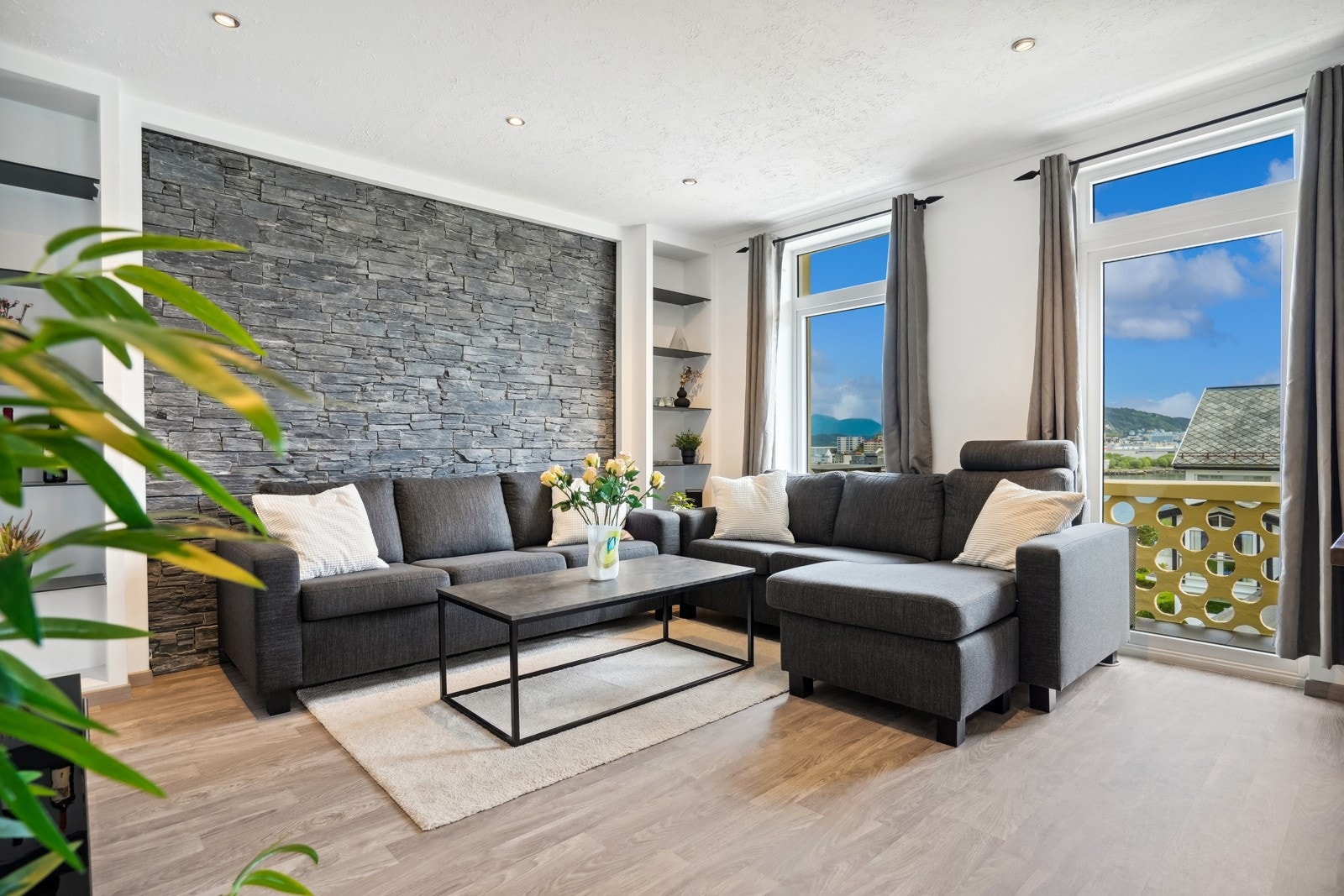 Velkommen til denne flotte leiligheten med sentral beliggenhet i Skarbøvika. Leiligheten er betydelig oppgradert og har god standard. Galleribilde