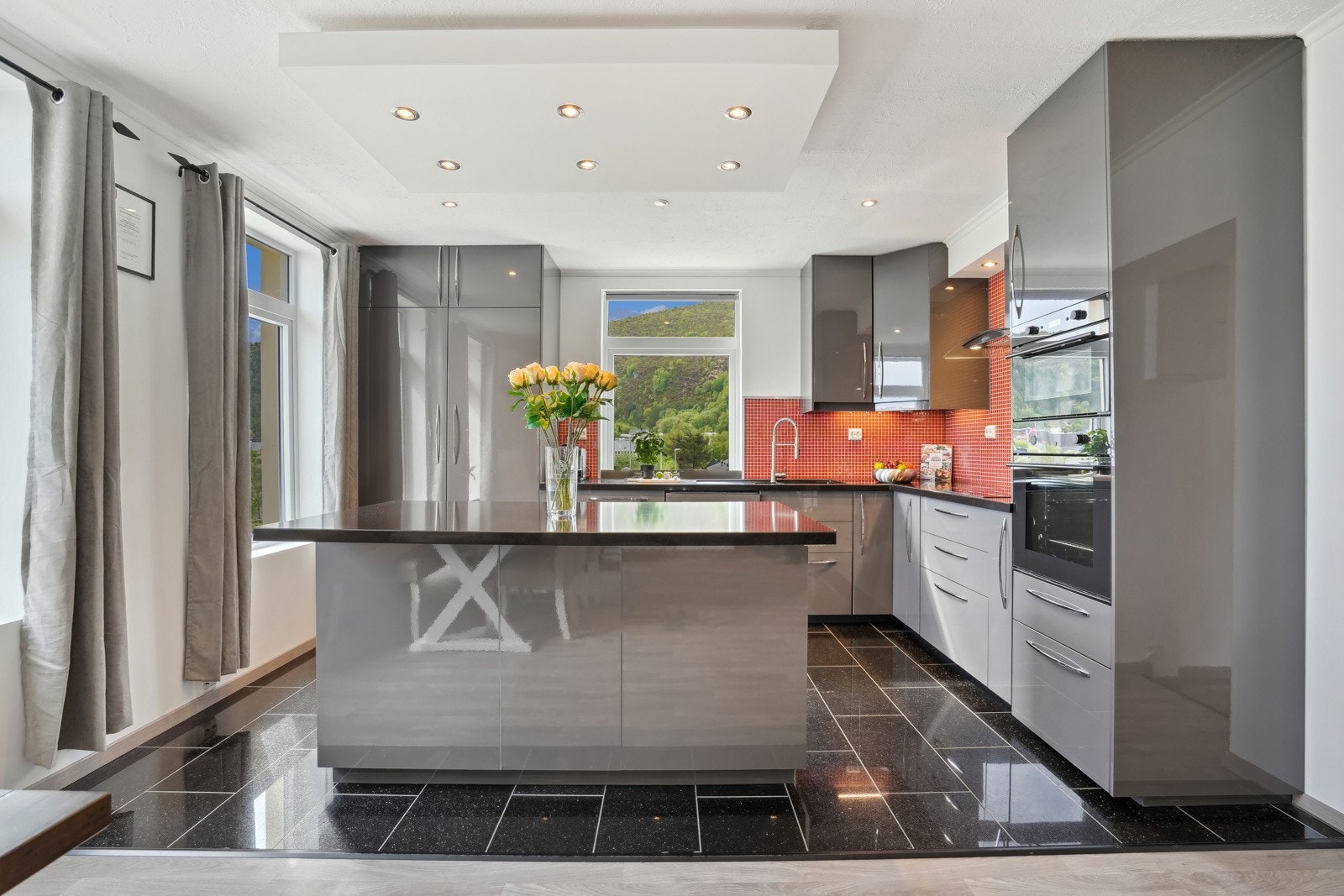 Stilrent og elegant kjøkken med innredning fra 2016. Galleribilde