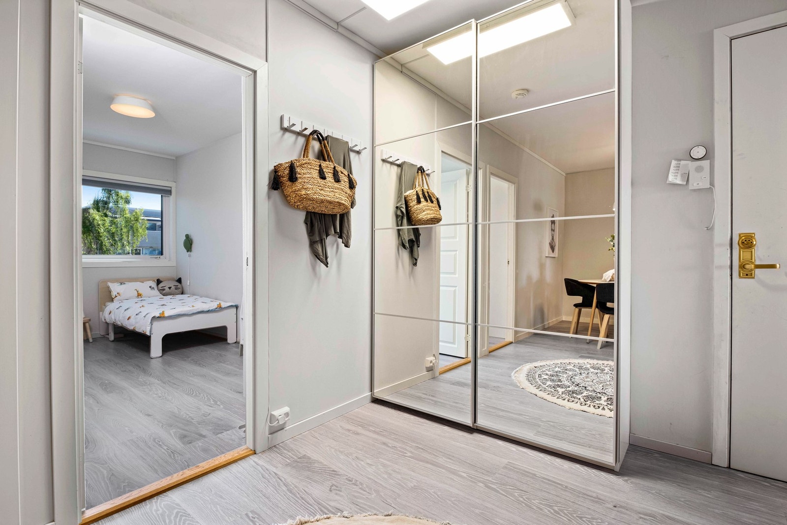 Velkommen inn! Praktisk skyvedørsgarderobe med plass til å henge fra seg klær og sko. I tillegg er det bod i kjelleren. Galleribilde