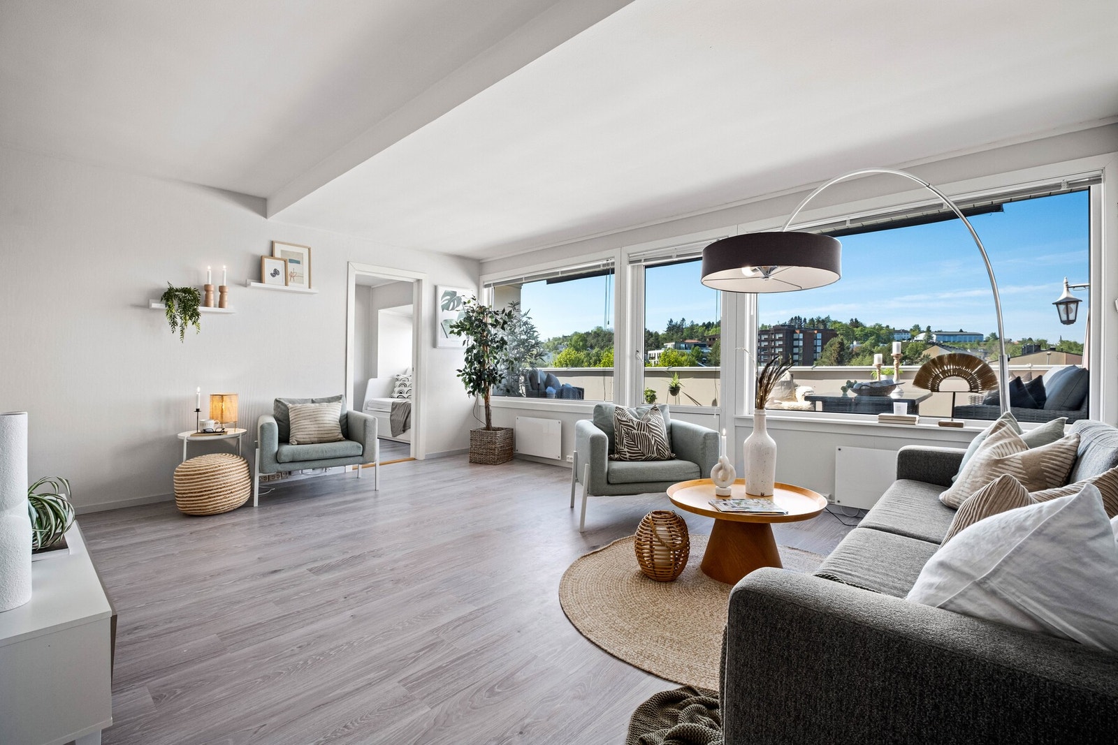 Romslig stue med god plass til sofagruppe. Store vindusflater slipper rikelig med lys inn. Galleribilde