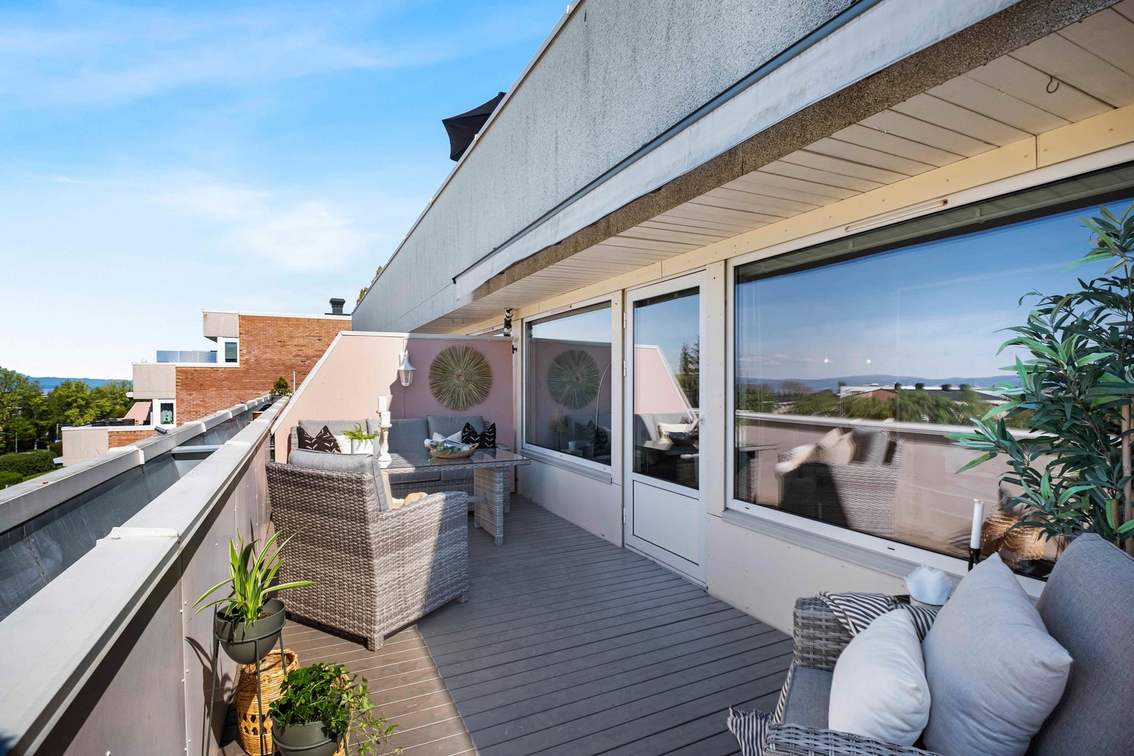 Romslig balkong med gode sol- og utsiktsforhold. Galleribilde