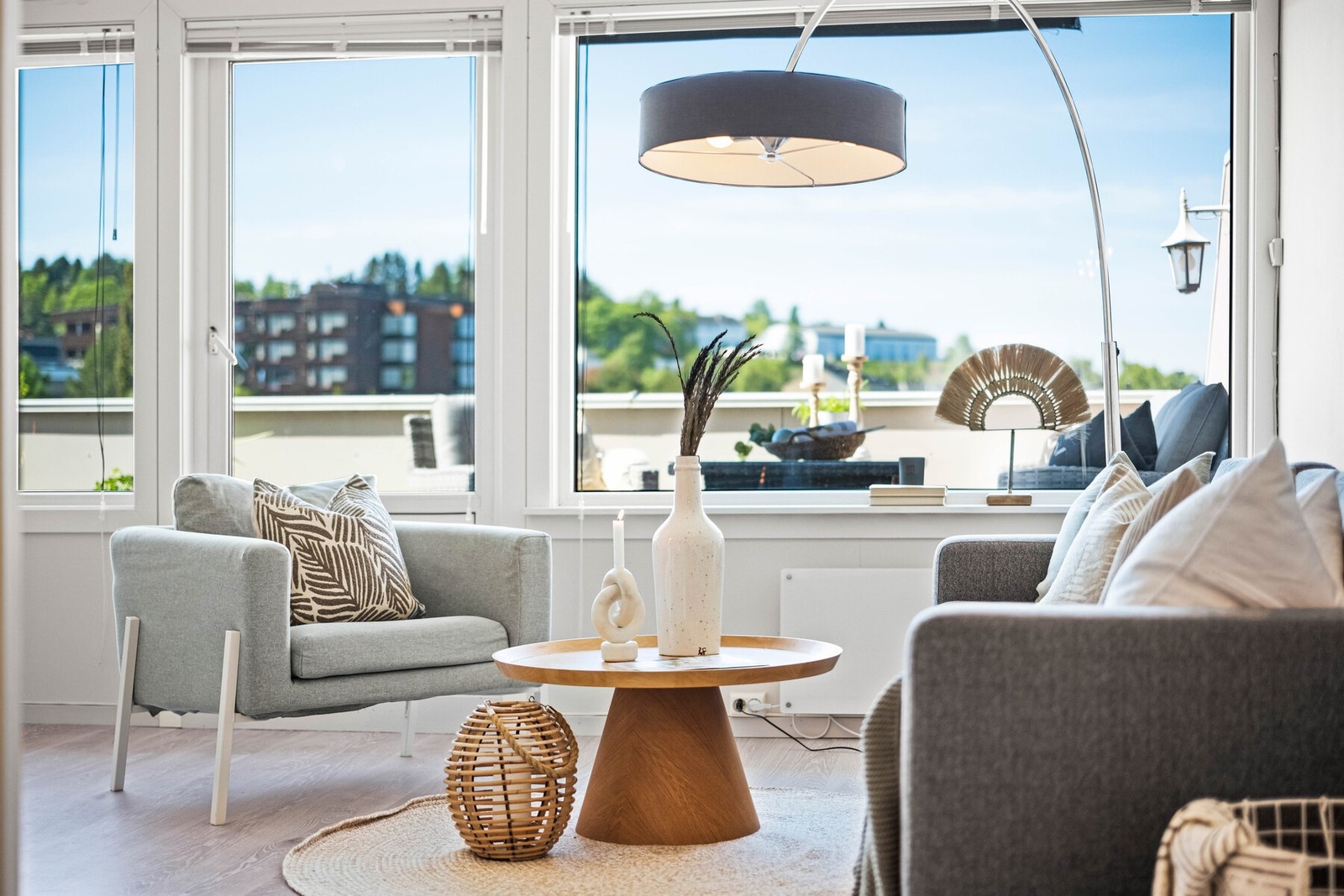 Leiligheten ligger fint til i 3. etasje. Store vindusflater slipper rikelig med naturlig lys inn. Galleribilde