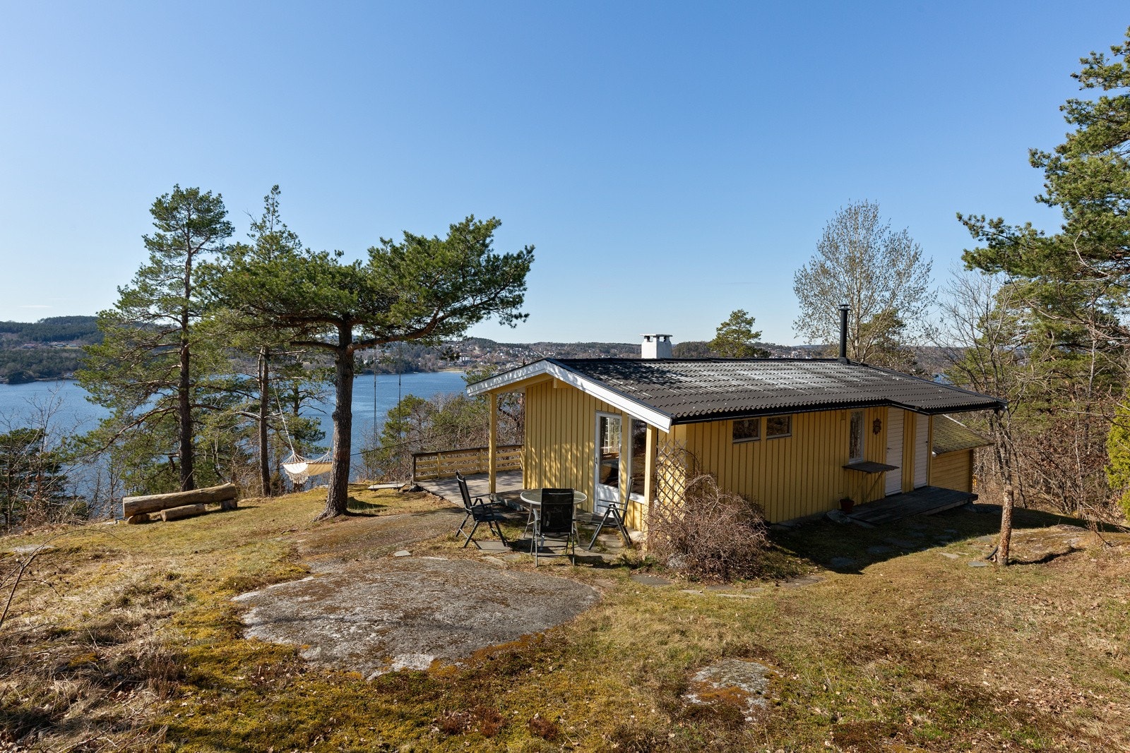 Med båtplass, 2 parkeringsplasser og stor utsiktstomt er det mange muligheter for sommeraktiviter. Galleribilde