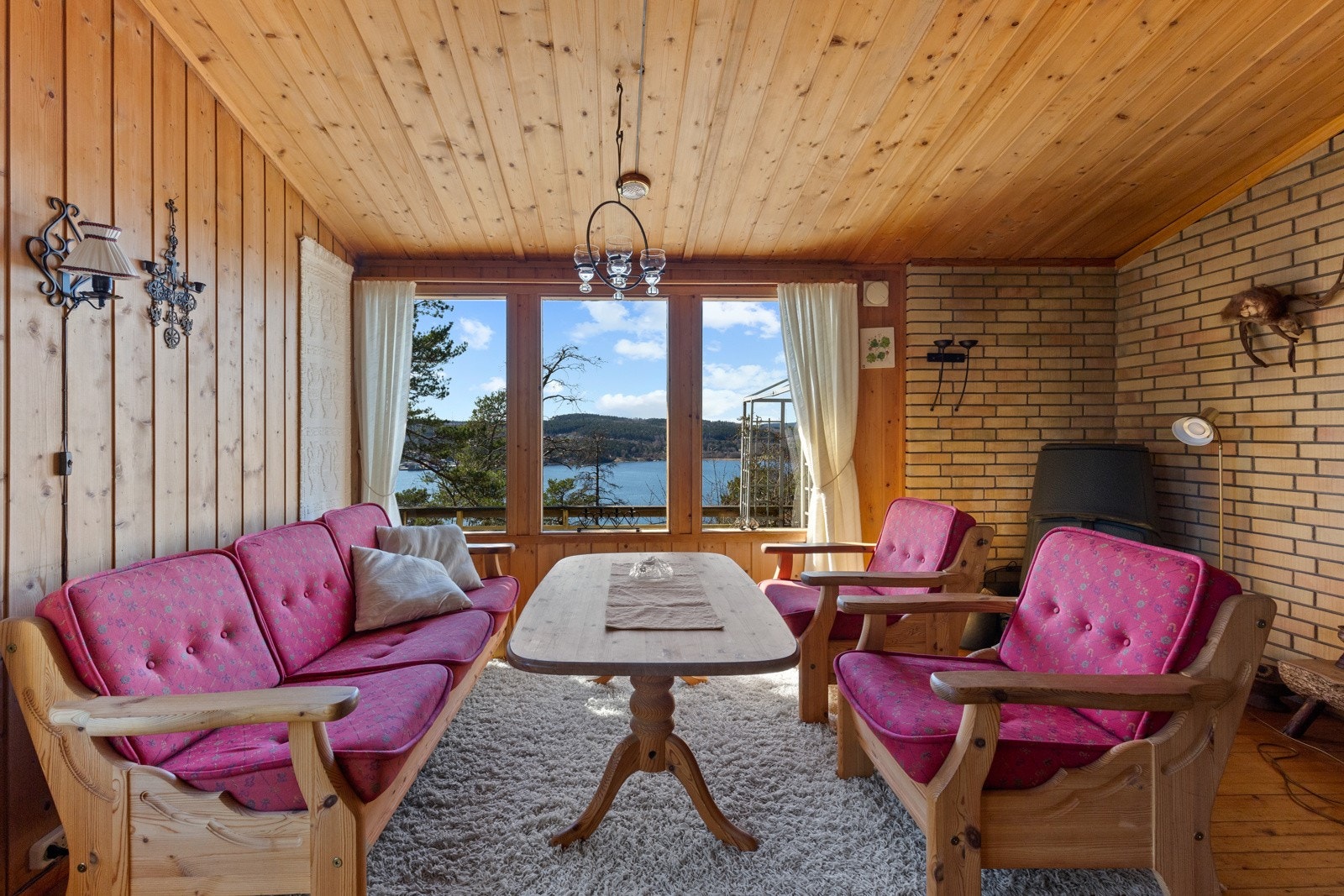 En sjarmerende og enkel hytte med naturskjønne omgivelser og havutsikt over Eidangerfjorden. Galleribilde