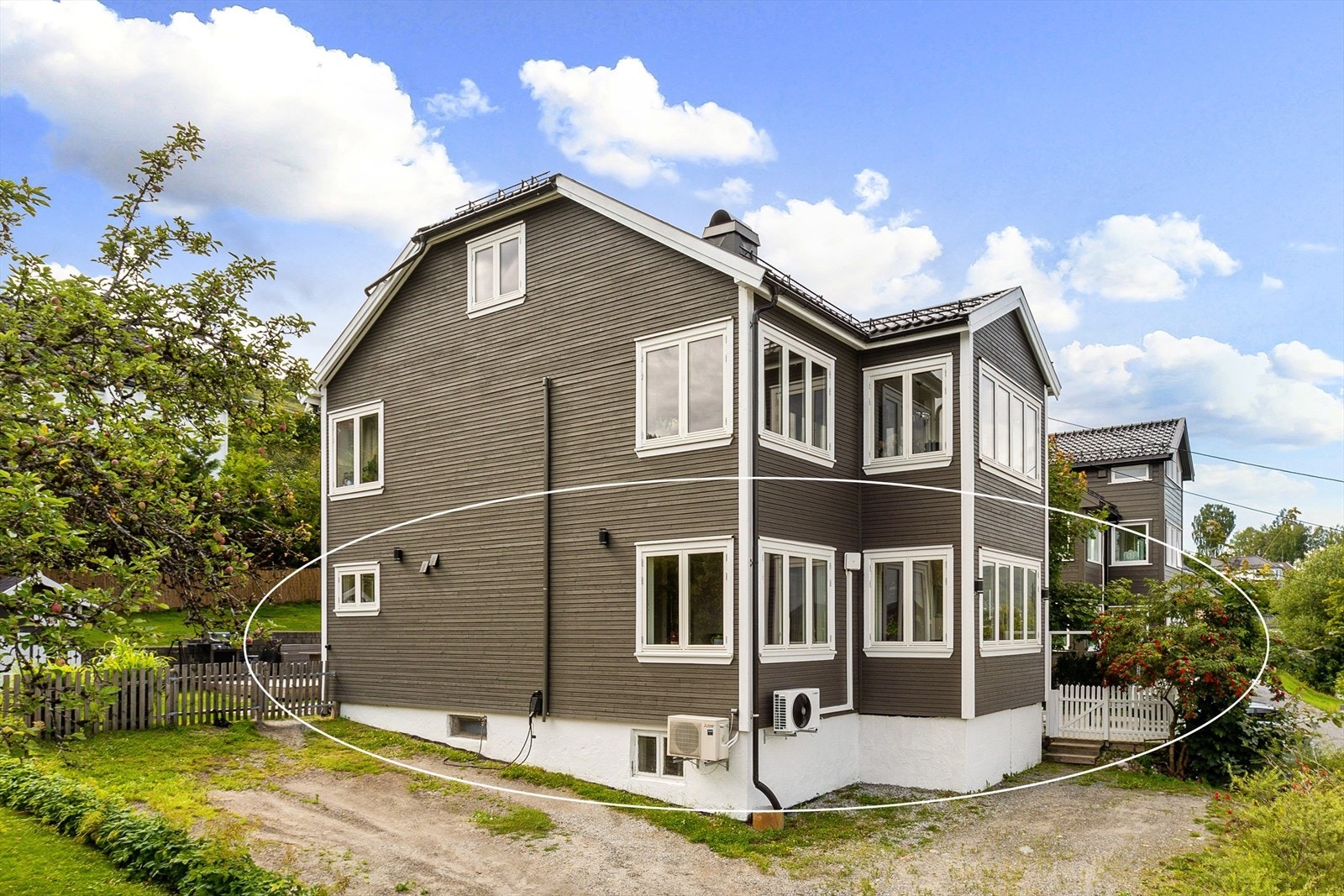 Parkering i carport og utvendig biloppstillingsplass Galleribilde