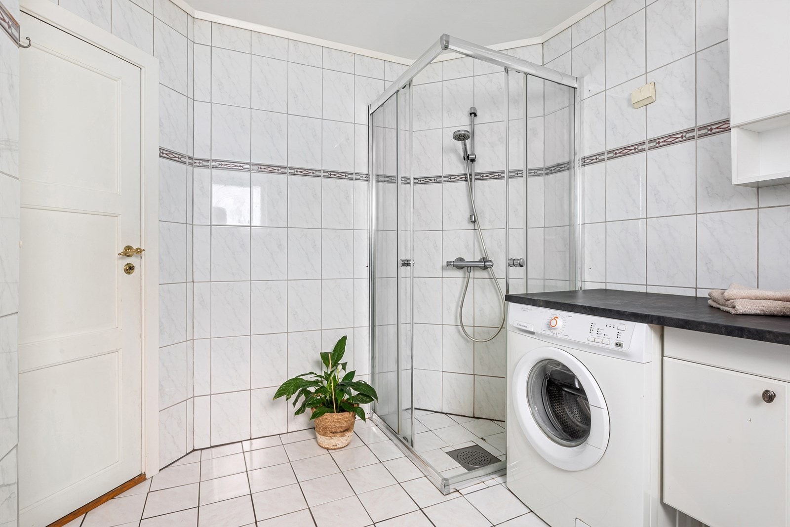 Det er opplegg for vaskemaskin på badet Galleribilde