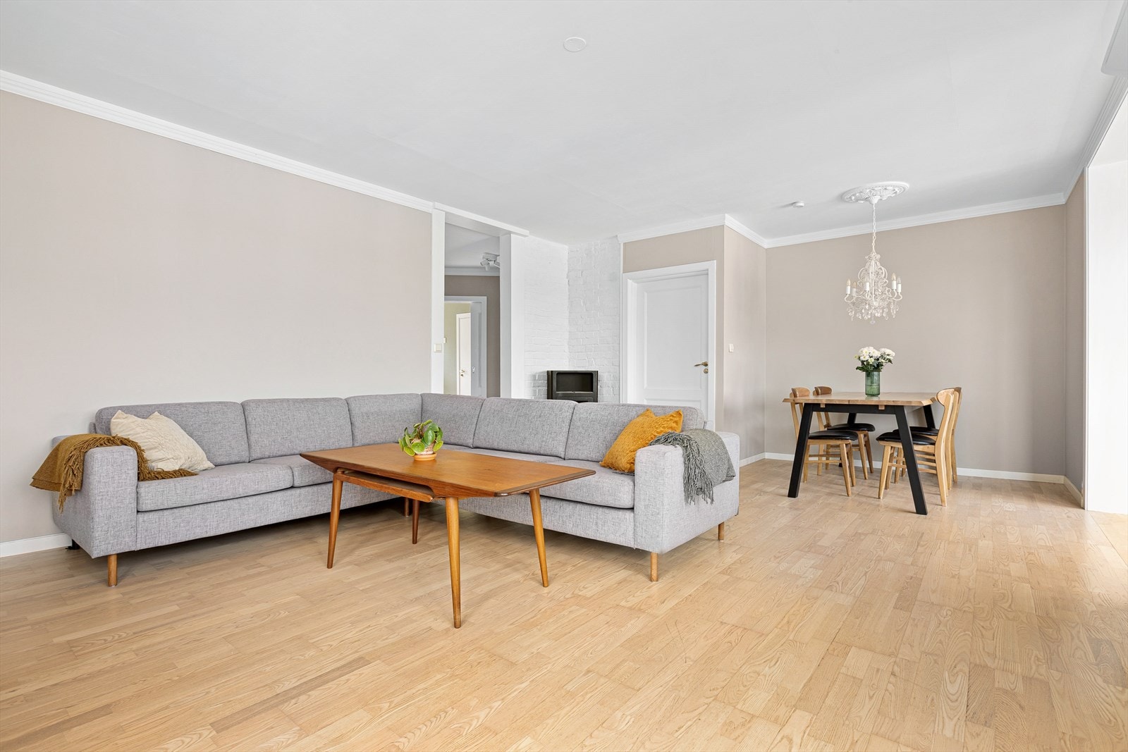 Det er god plass for sofagruppe med tilhørende tv-møblement Galleribilde