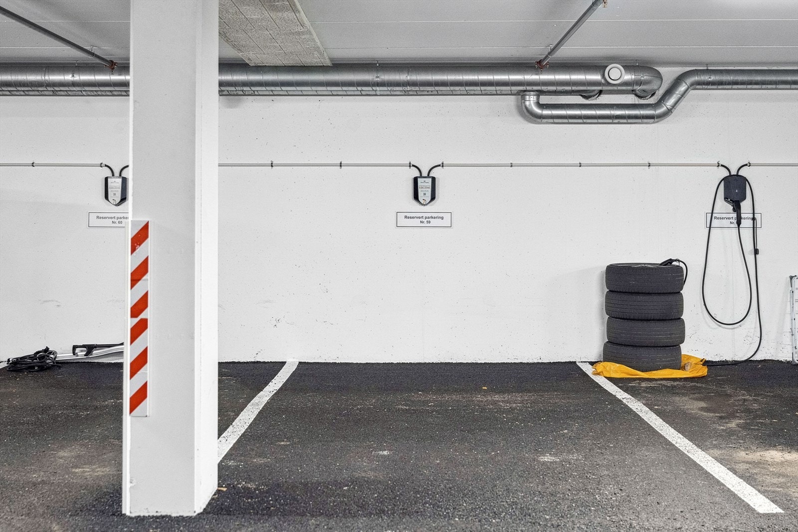 Parkeringsplass med infrastuktur til elbillader Galleribilde