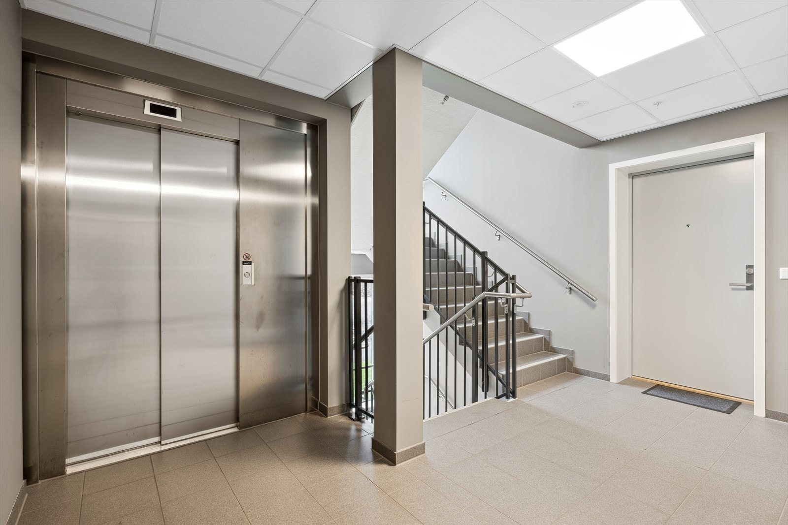 Felles inngang med Heis Galleribilde