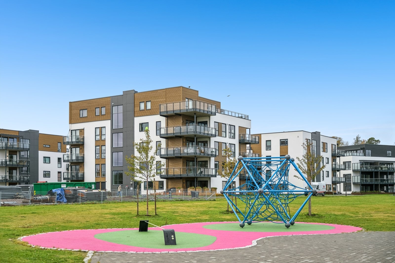 Uteområde med lekkeplass Galleribilde