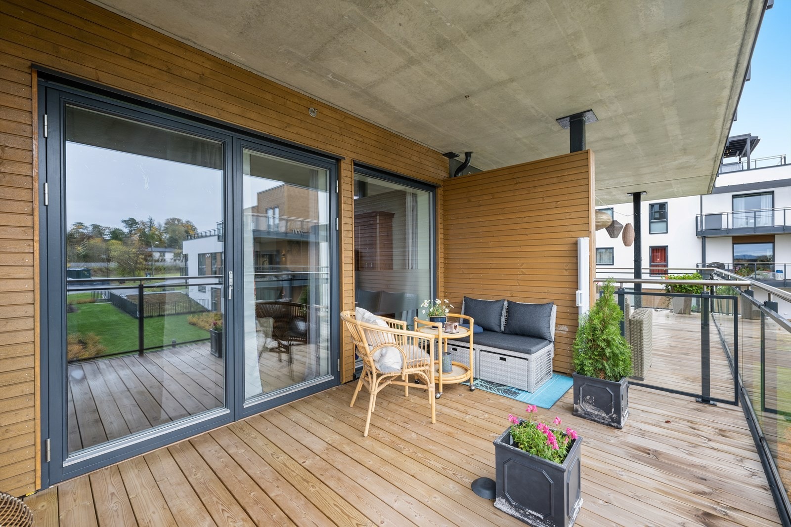 Balkongen har glassrekkverk og doble dører ut fra stue Galleribilde