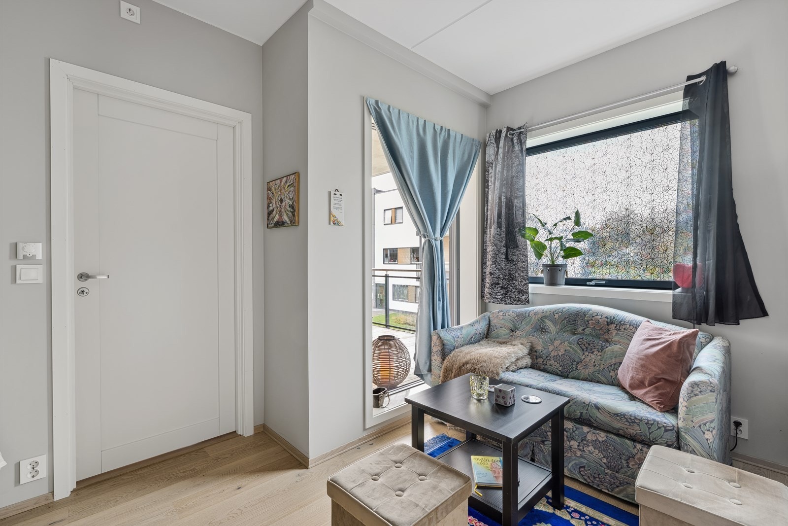 Soverommet har en koselig krok med store vinduer ut mot balkongen Galleribilde