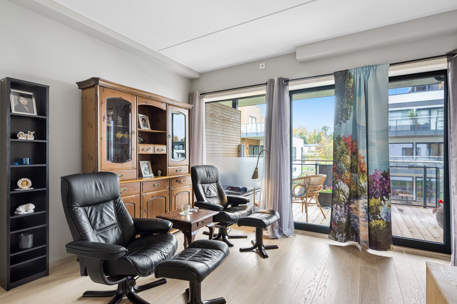 Stuen har doble dører ut til balkongen Galleribilde