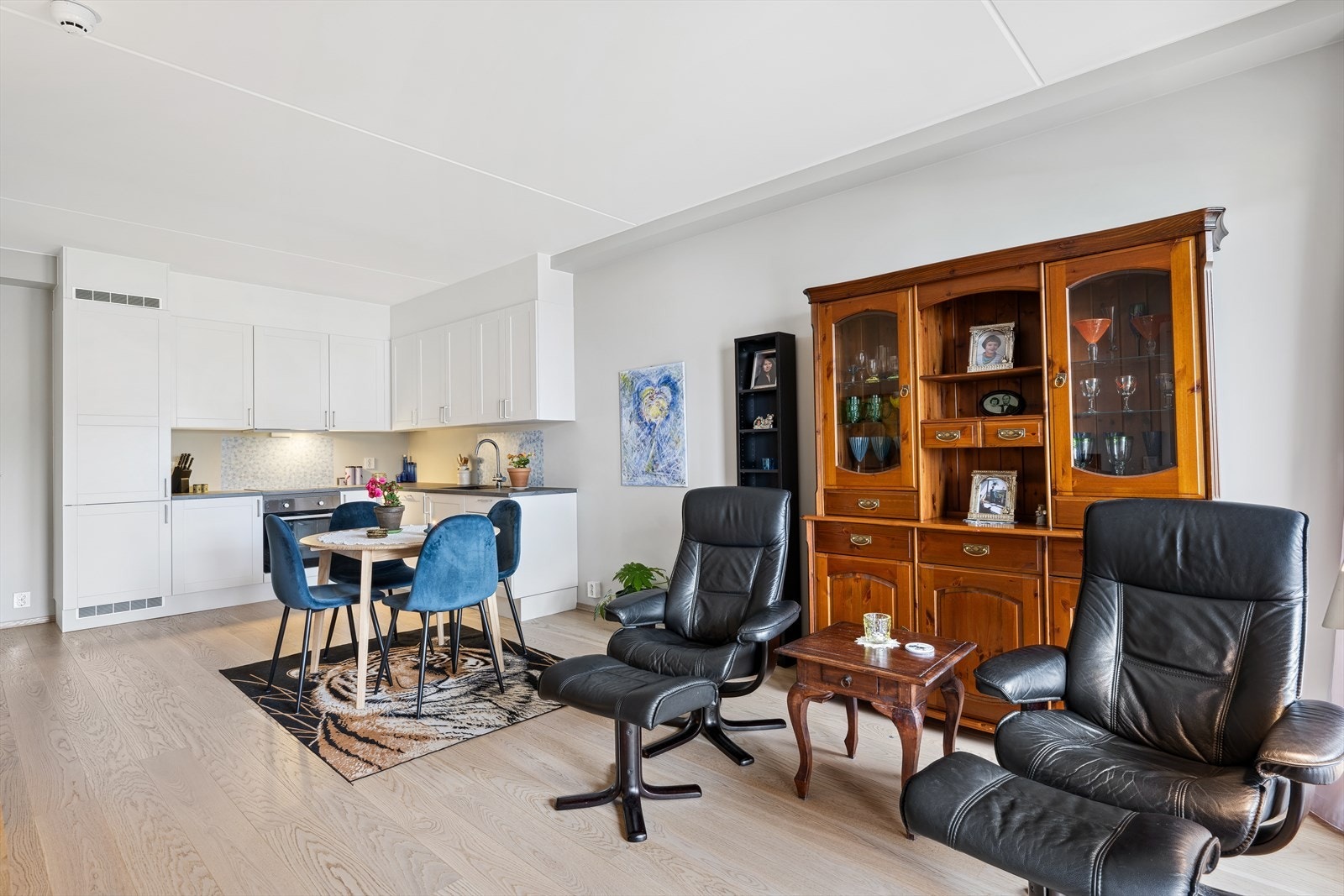 Stue har åpen løsning til kjøkken Galleribilde