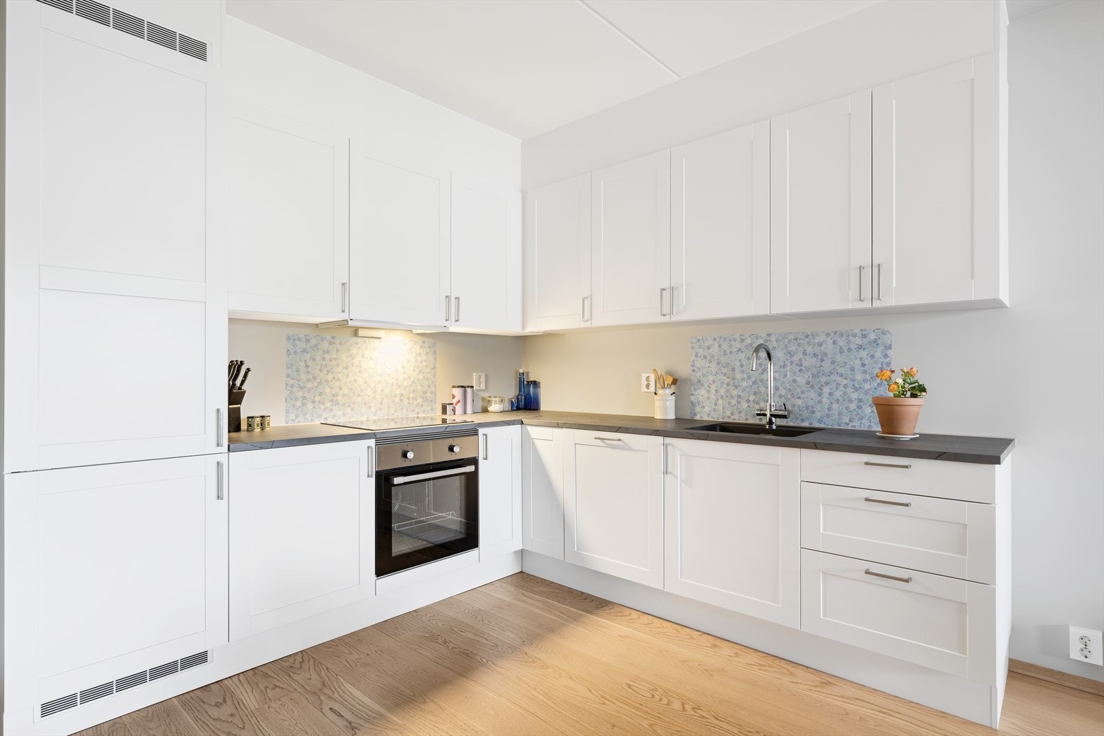 Pent kjøkken med integrerte hvitevarer Galleribilde