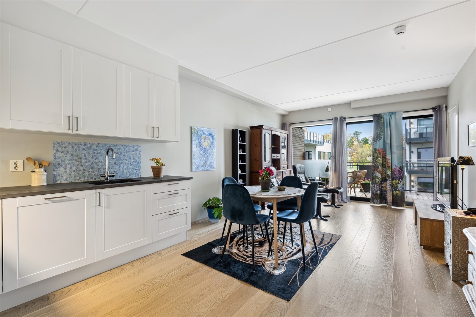 Kjøkken og stue med god spiseplass Galleribilde